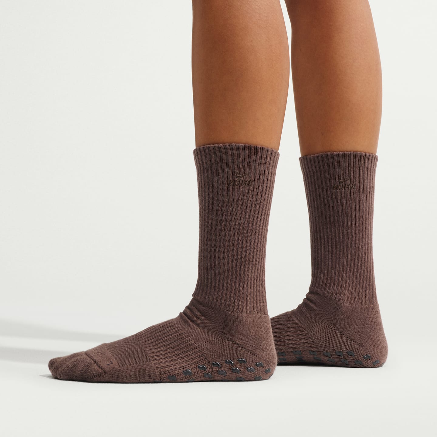Женские носки Nike NikeSKIMS Women's Dri-FIT Pilates Grip Crew Socks (1 Pair) — фото 1