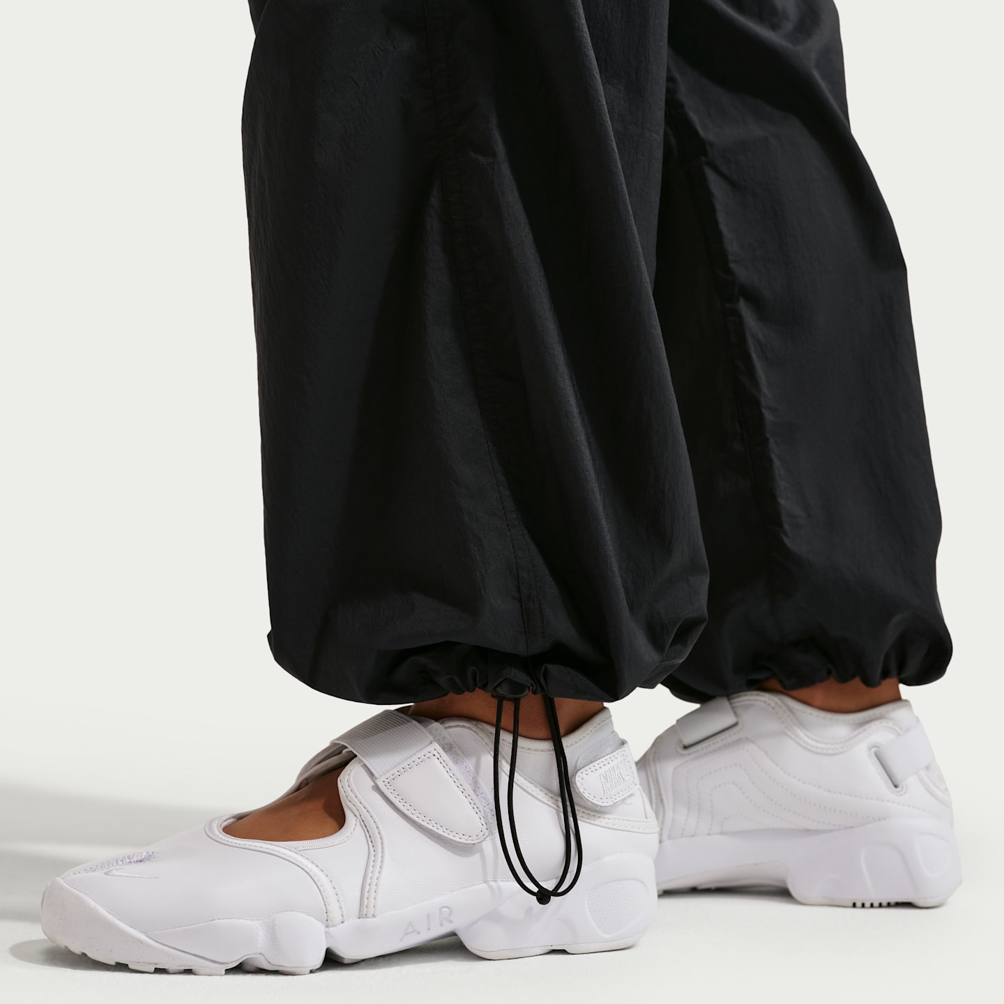 Женские брюки Nike Sportswear Women's Mid-Rise Lightweight UV Pants — фото 6