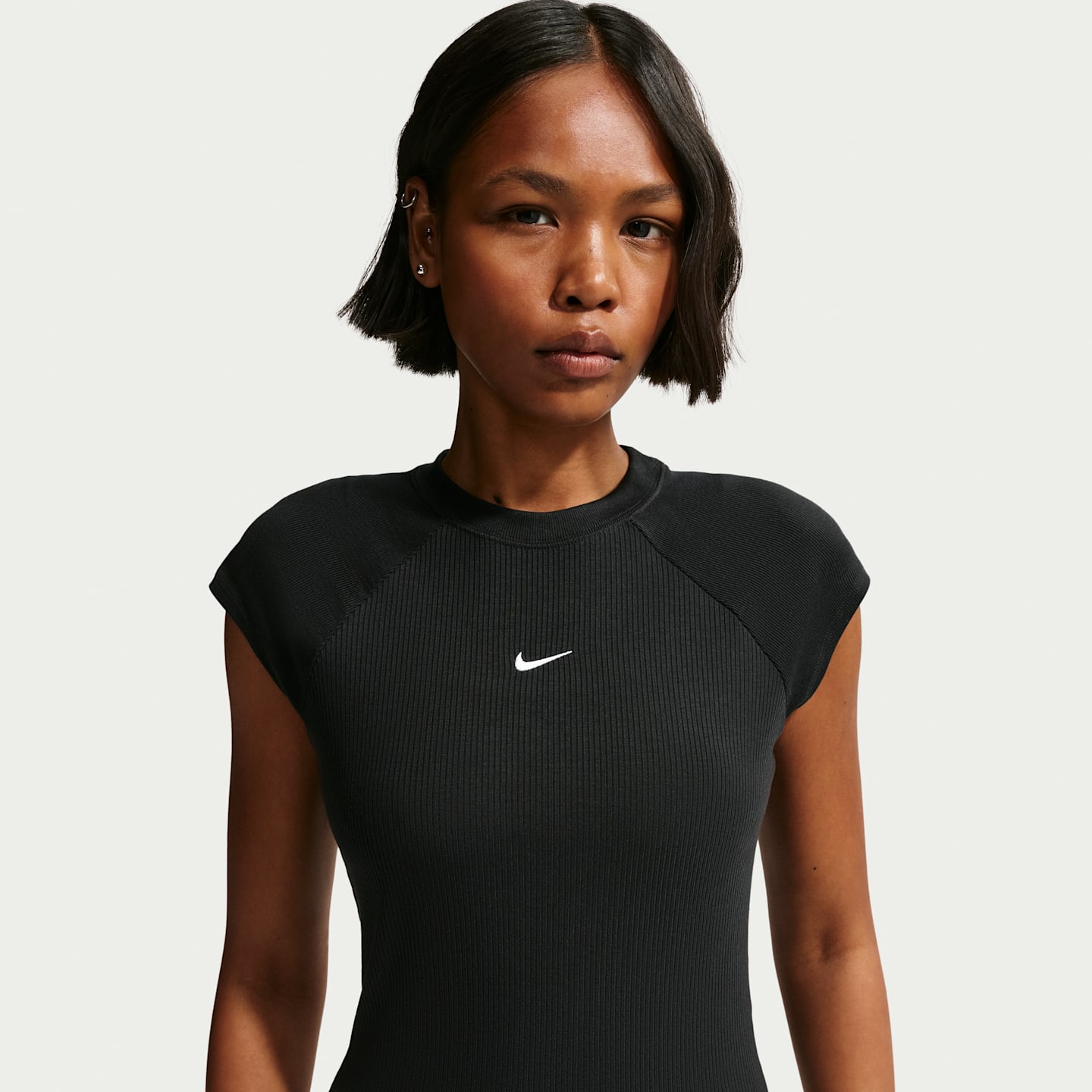 Женские брюки Nike Sportswear Chill Knit Women's Tight Short-Sleeve Ribbed Top — фото 1