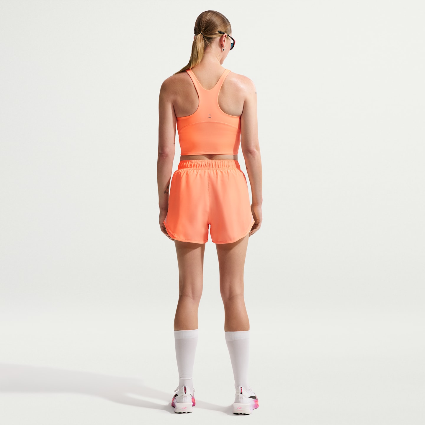 Спортивное бра Tempo, укороченный, средняя поддержка — Nike — фото 5