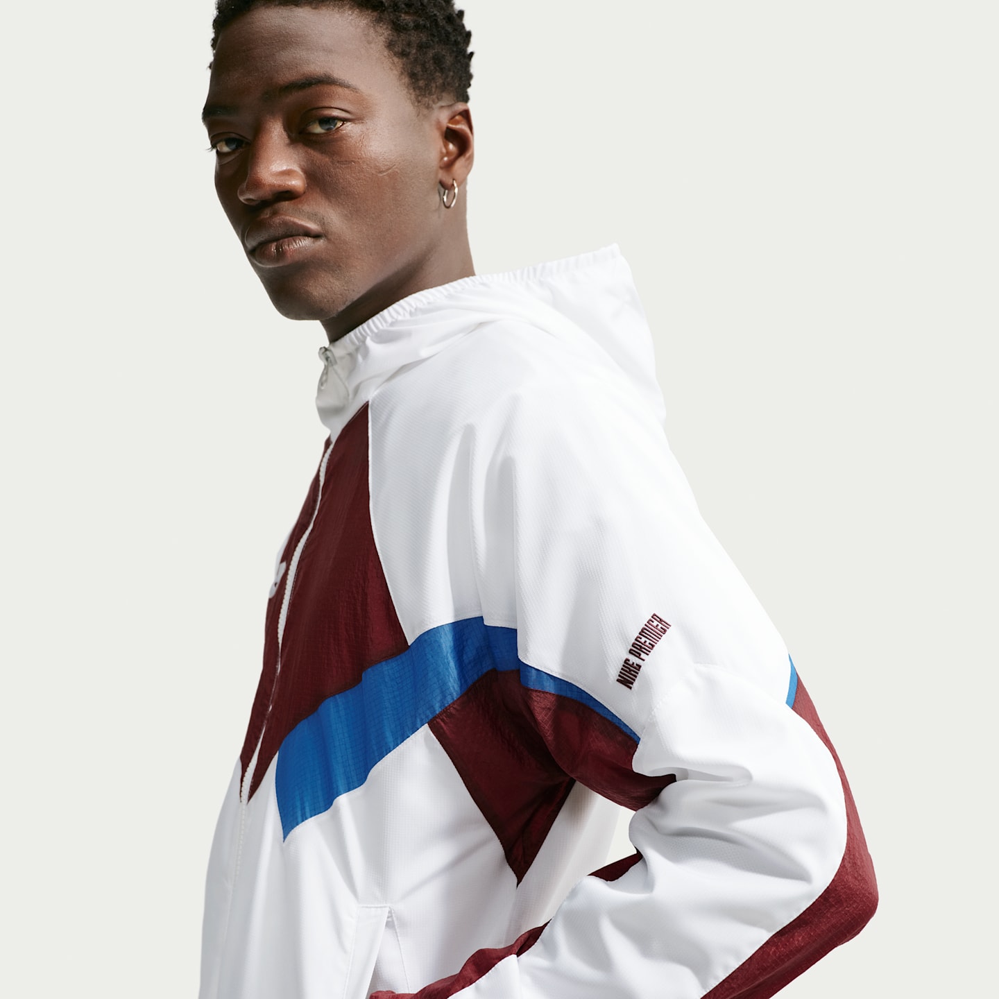 Мужские куртки Nike Premier Repel Men's Soccer Hooded Woven Track Jacket — фото 3