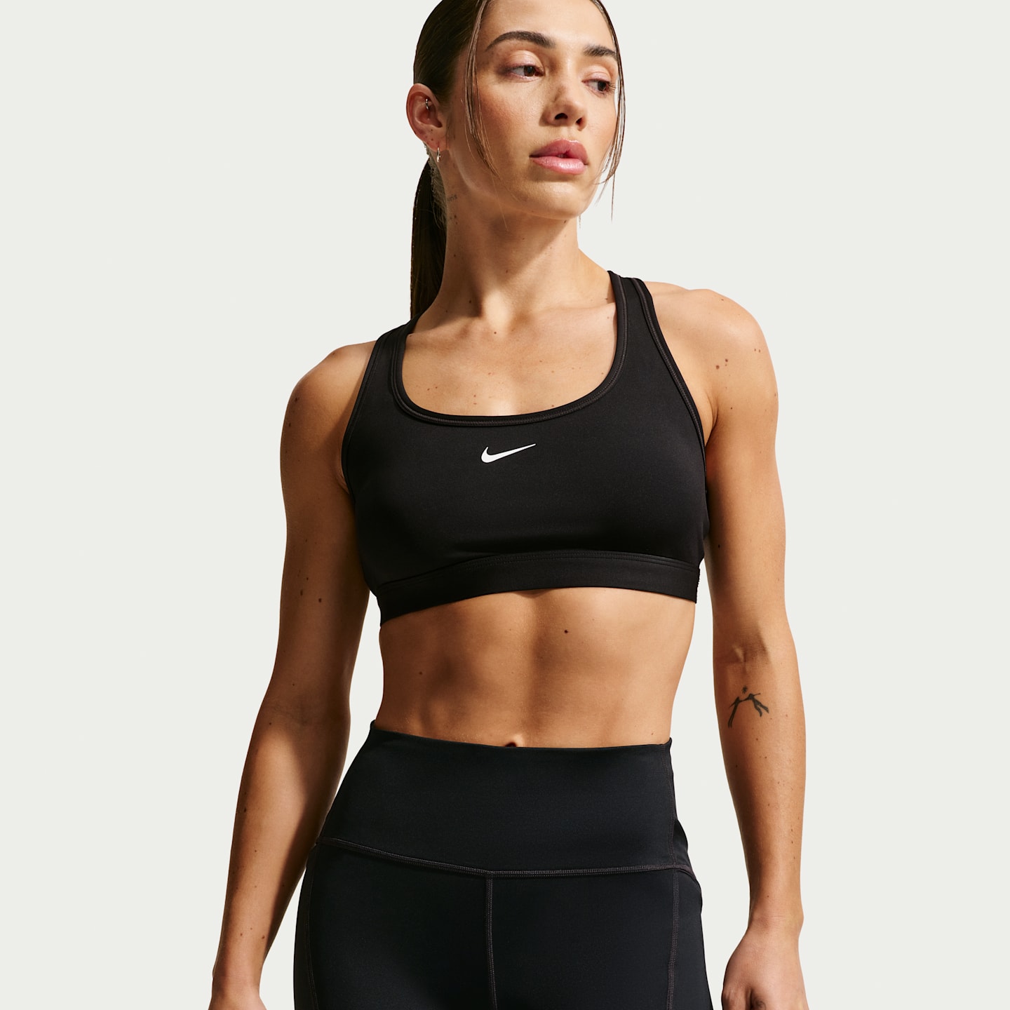 Женские шорты Nike Swift Women's High-Waisted 4" Tight Running Shorts with Pockets — фото 2
