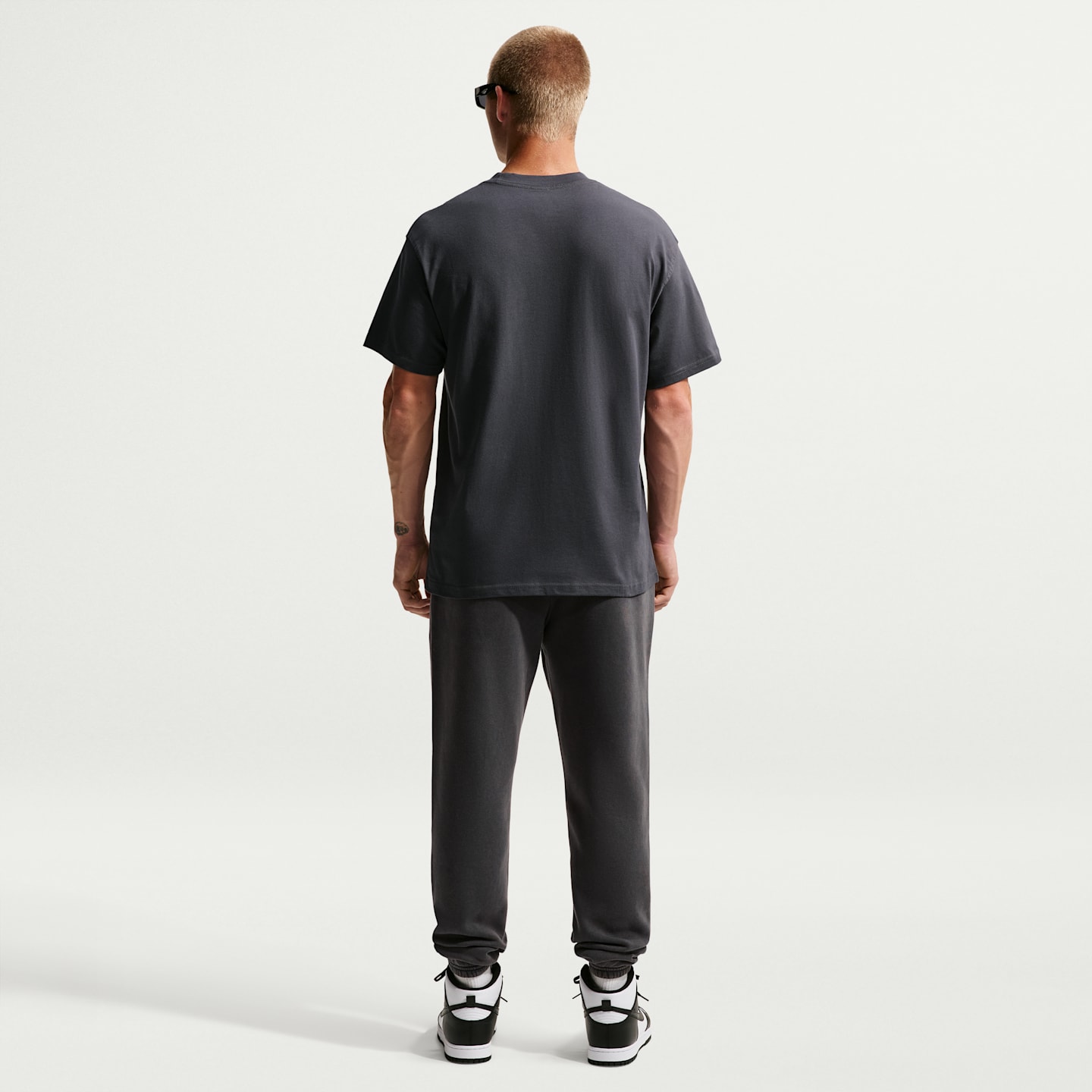 Мужские брюки Nike Sportswear Club Men's Washed Cuffed Fleece Pants — фото 5