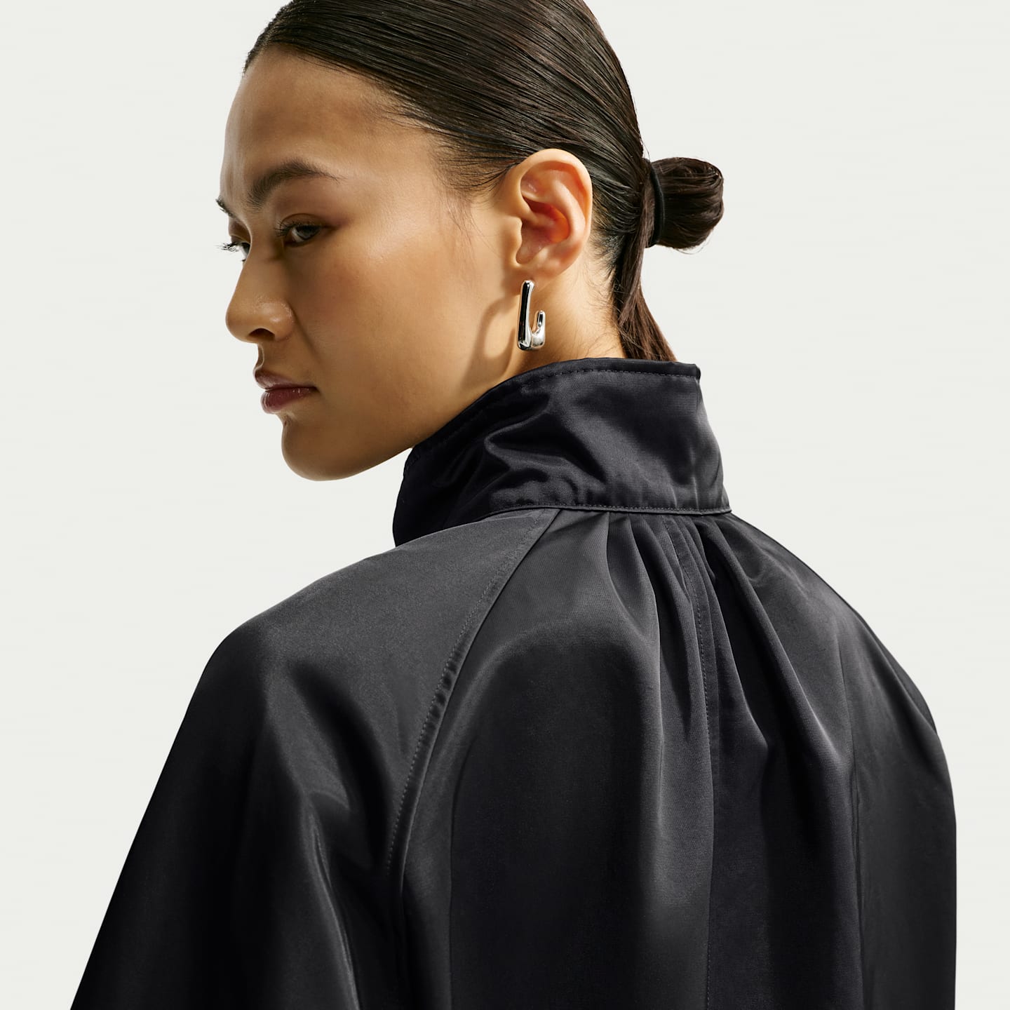 Женские свитеры Nike Sportswear Women's Satin 1/4-Zip Anorak — фото 2