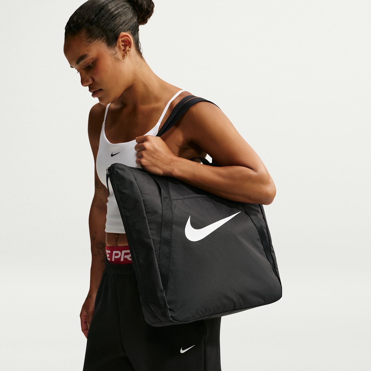 Женские сумки Nike Gym Tote (28L) — фото 1
