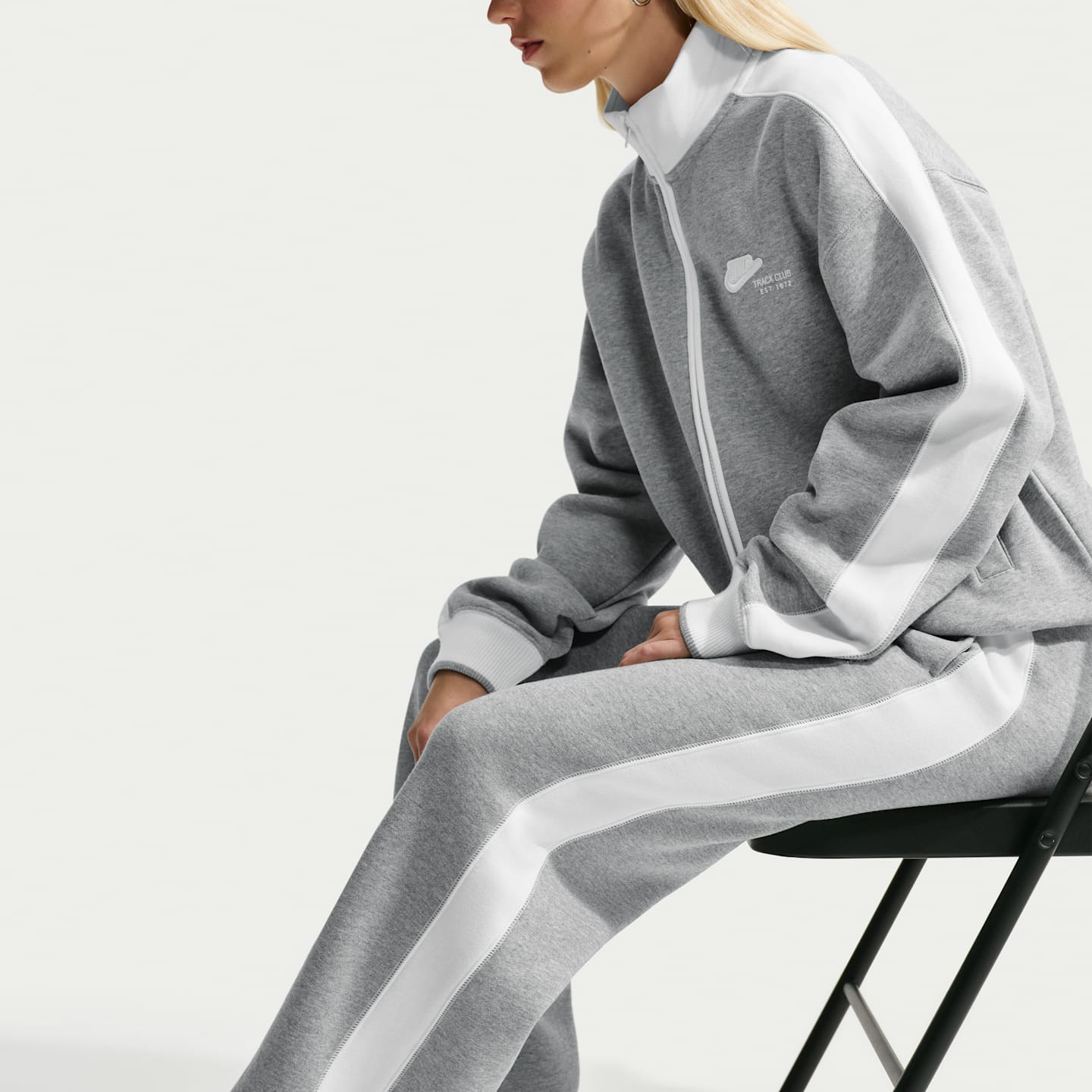 Женские брюки Nike Studio Fleece Medium Weight "Nike Run Club" Women's Mid-Rise Track Pants — фото 4