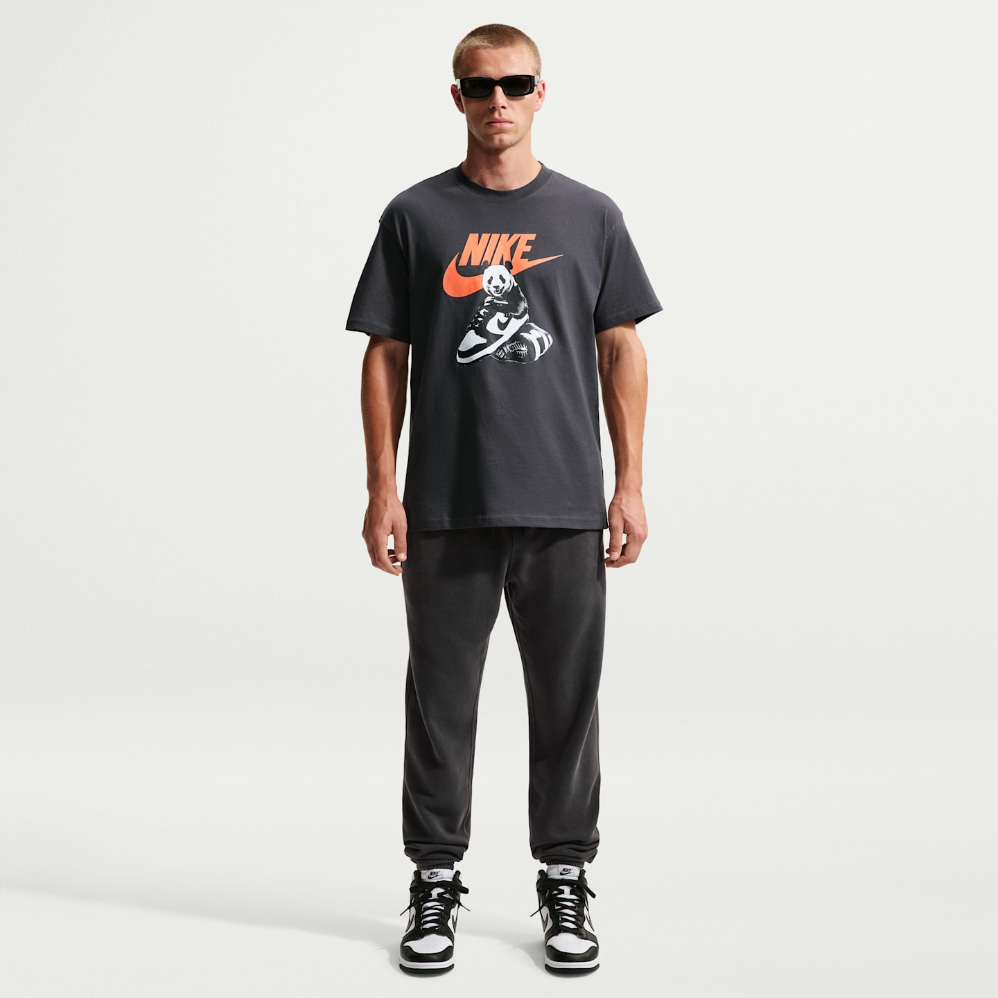 Мужские брюки Nike Sportswear Club Men's Washed Cuffed Fleece Pants — фото 1