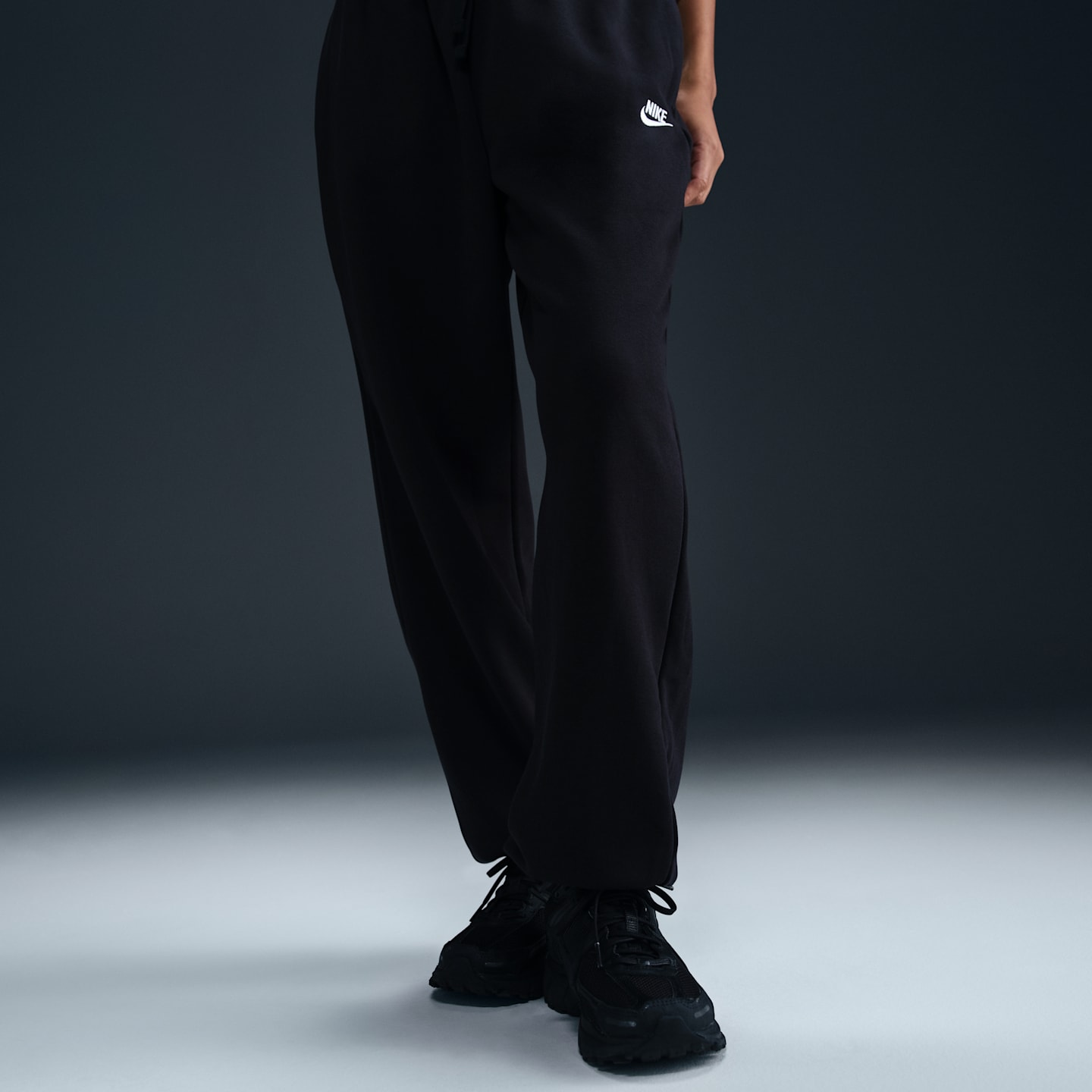 Женские брюки Nike Sportswear Club Fleece Women's Mid-Rise Oversized Sweatpants — фото 2