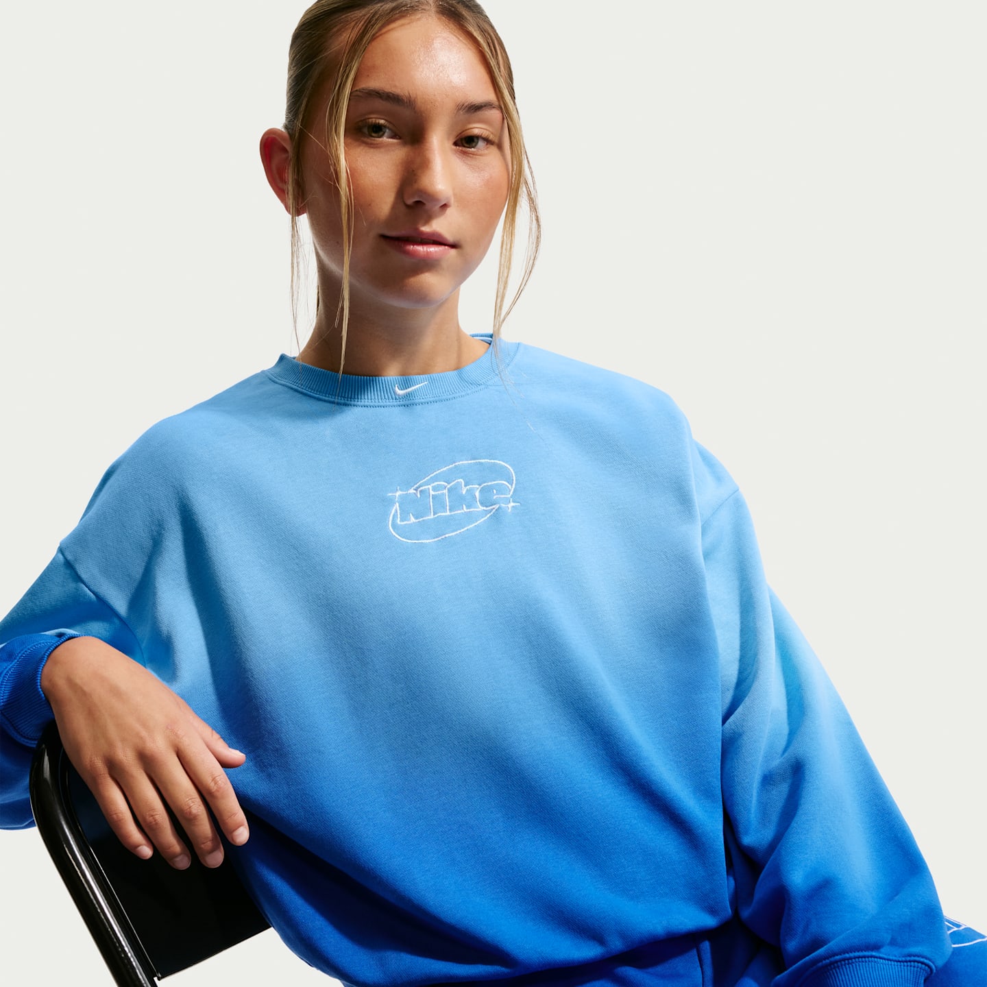 Детские кроссовки Nike Studio Fleece Lightweight Big Kids' (Girls') Oversized Graphic Crew — фото 1