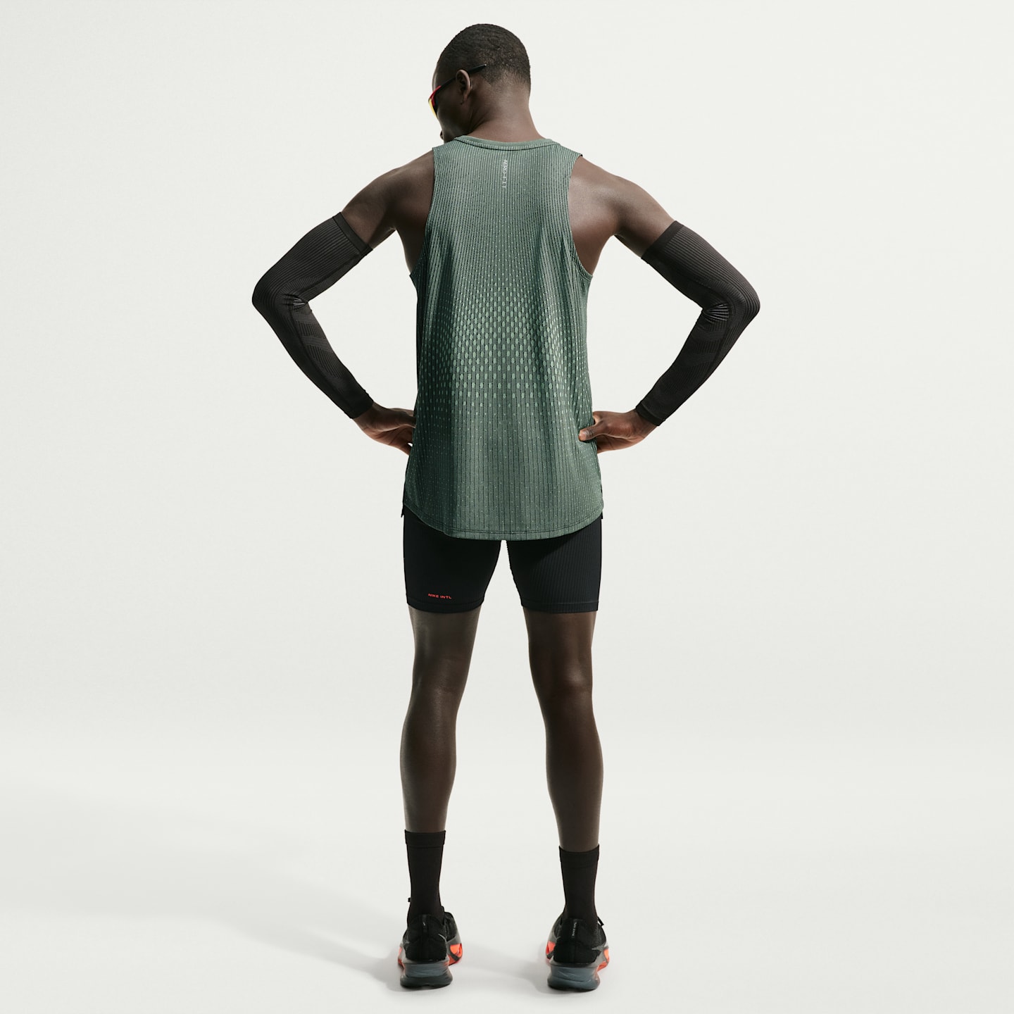 Мужские топы Nike Stride Aero-FIT Men's Running Tank Top — фото 5