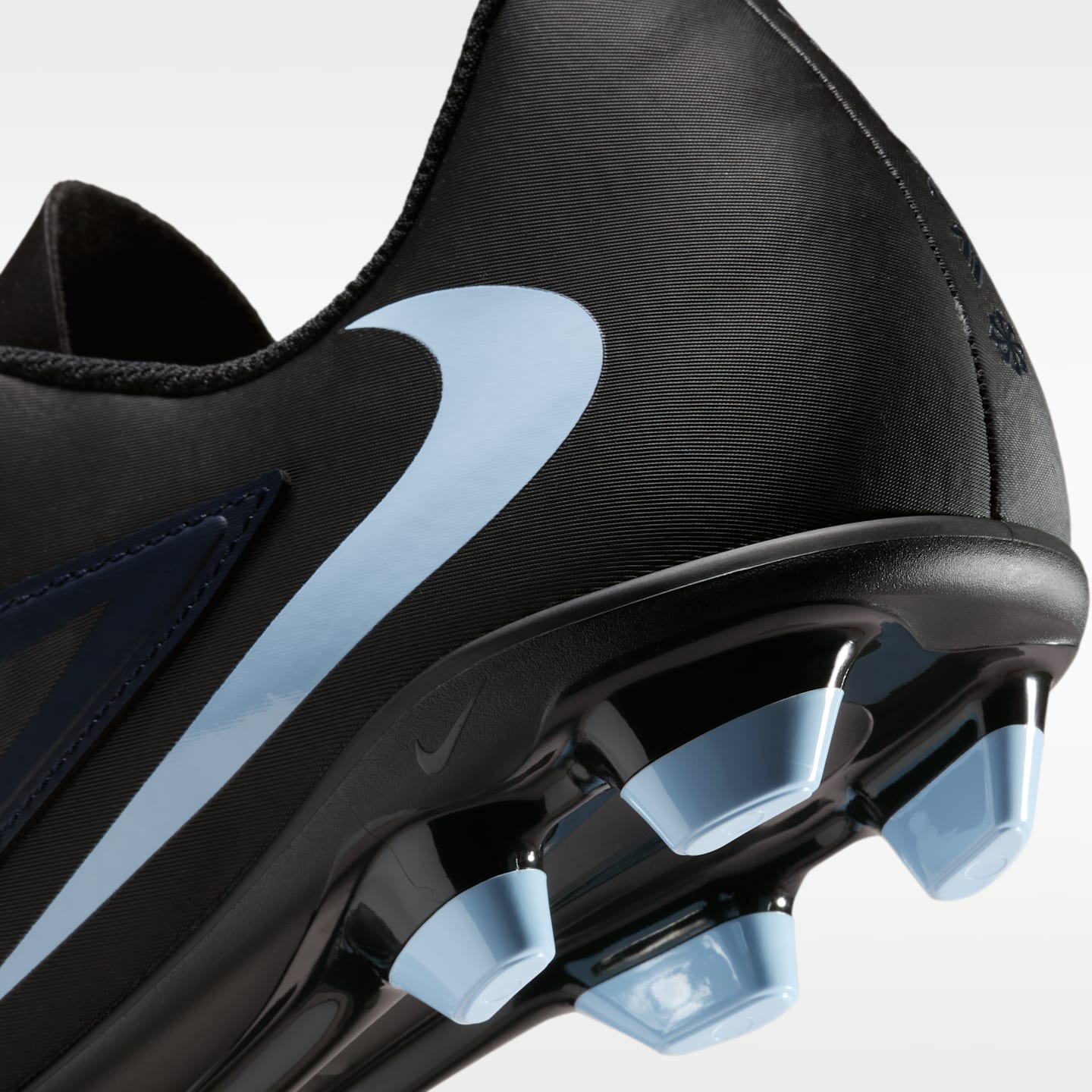 Мужские бутсы Nike Phantom 6 Low Club Multi-Ground Soccer Cleats — фото 9