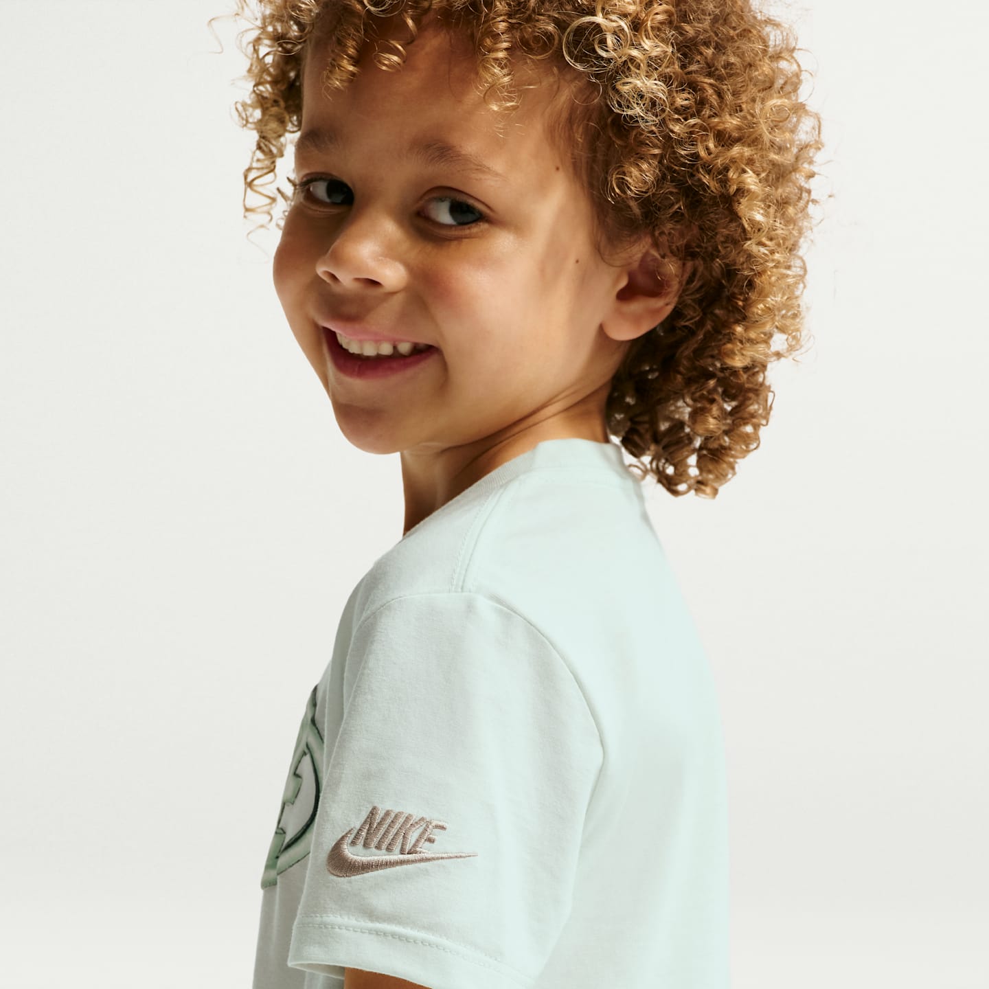 Детские брюки Nike Sportswear Club Toddler 2-Piece Floatie T-Shirt and Shorts Set — фото 3