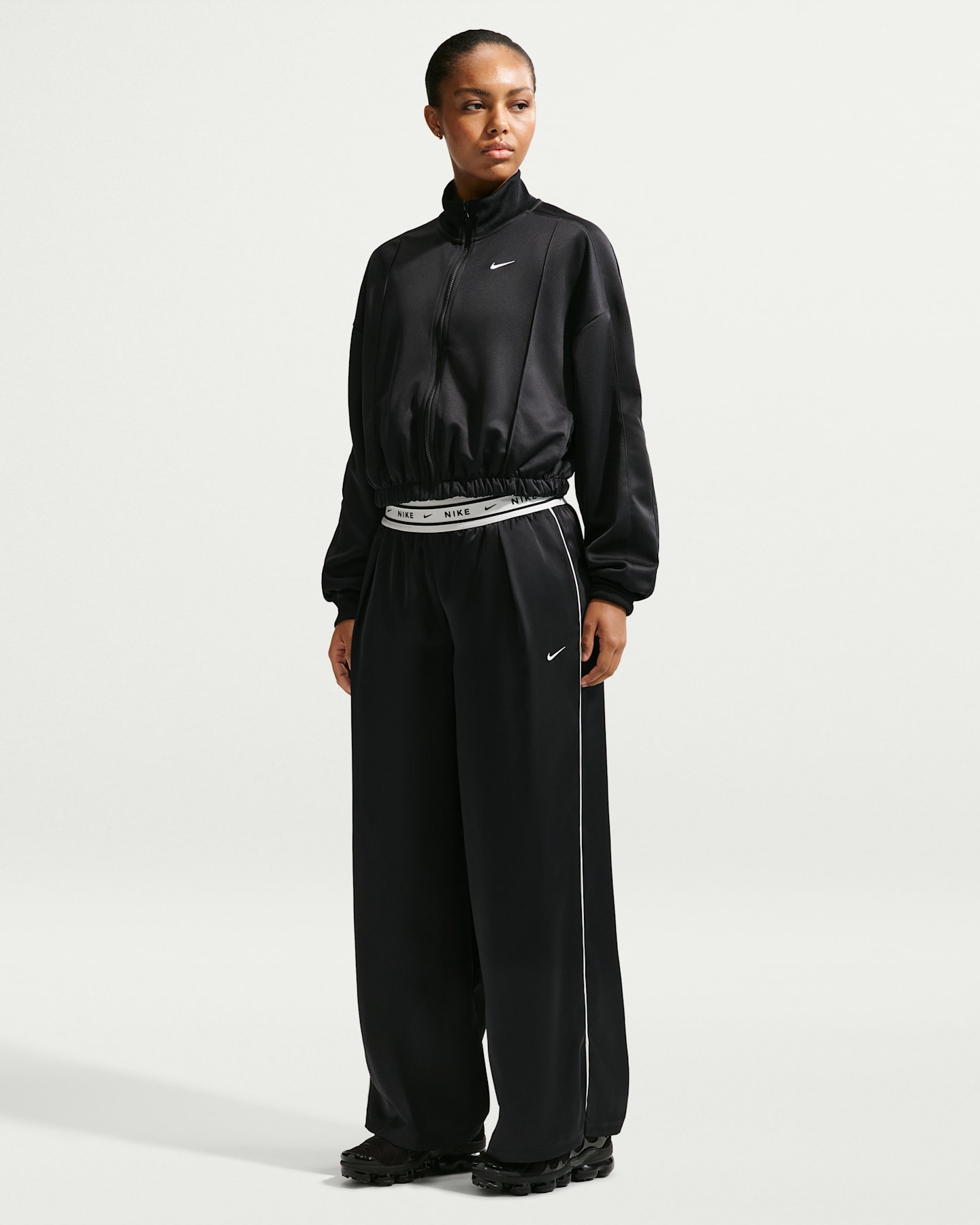 Женские брюки Nike Sportswear Women's Loose Mid-Rise Satin Pants — фото 6
