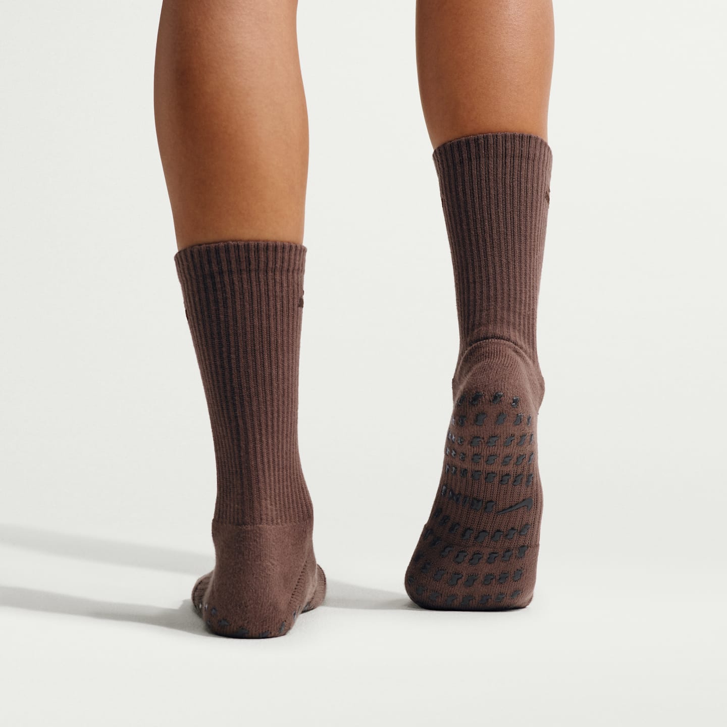 Женские носки Nike NikeSKIMS Women's Dri-FIT Pilates Grip Crew Socks (1 Pair) — фото 3