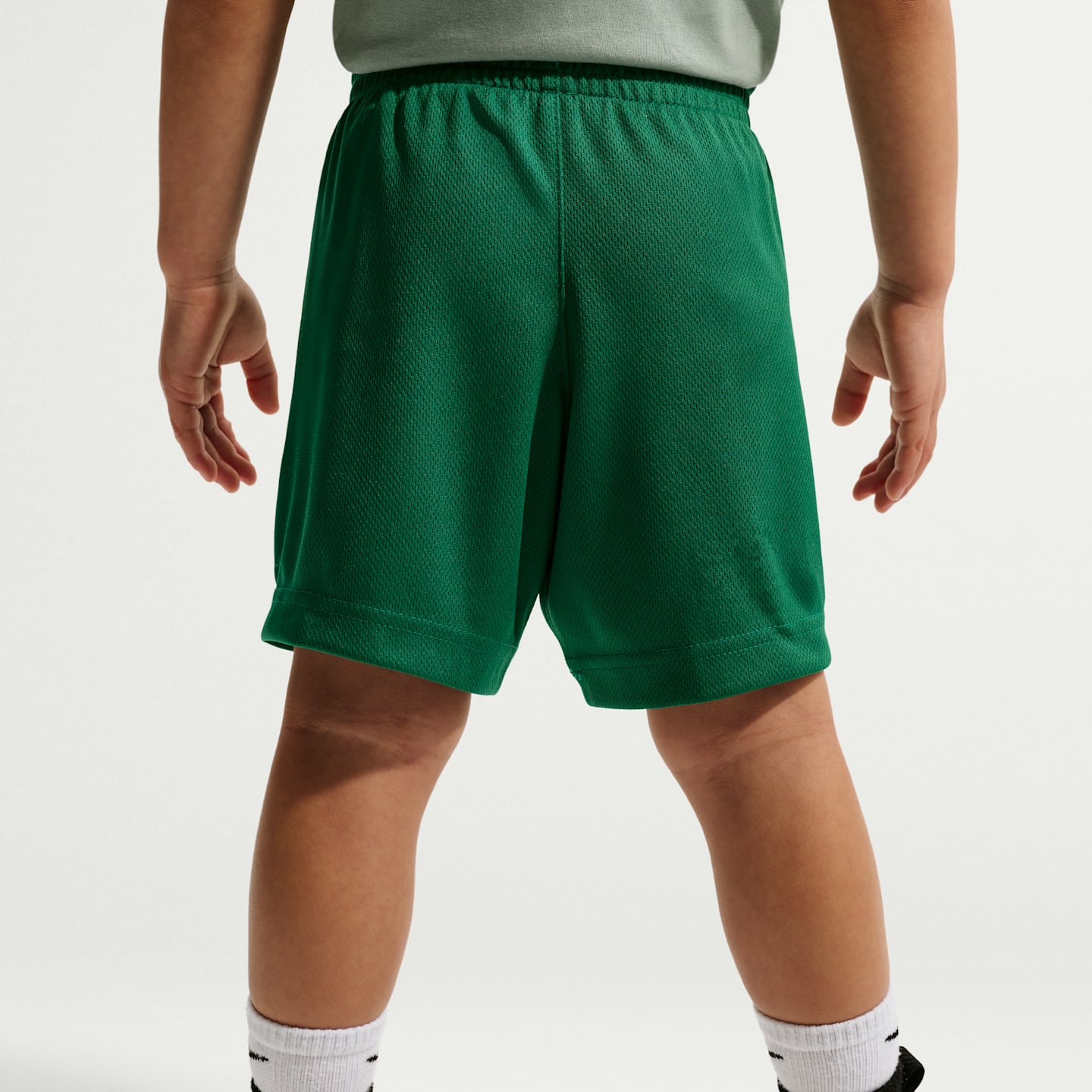 Детские брюки Nike Sportswear Toddler "Just Do It" Graphic T-Shirt and Mesh Shorts Set — фото 5