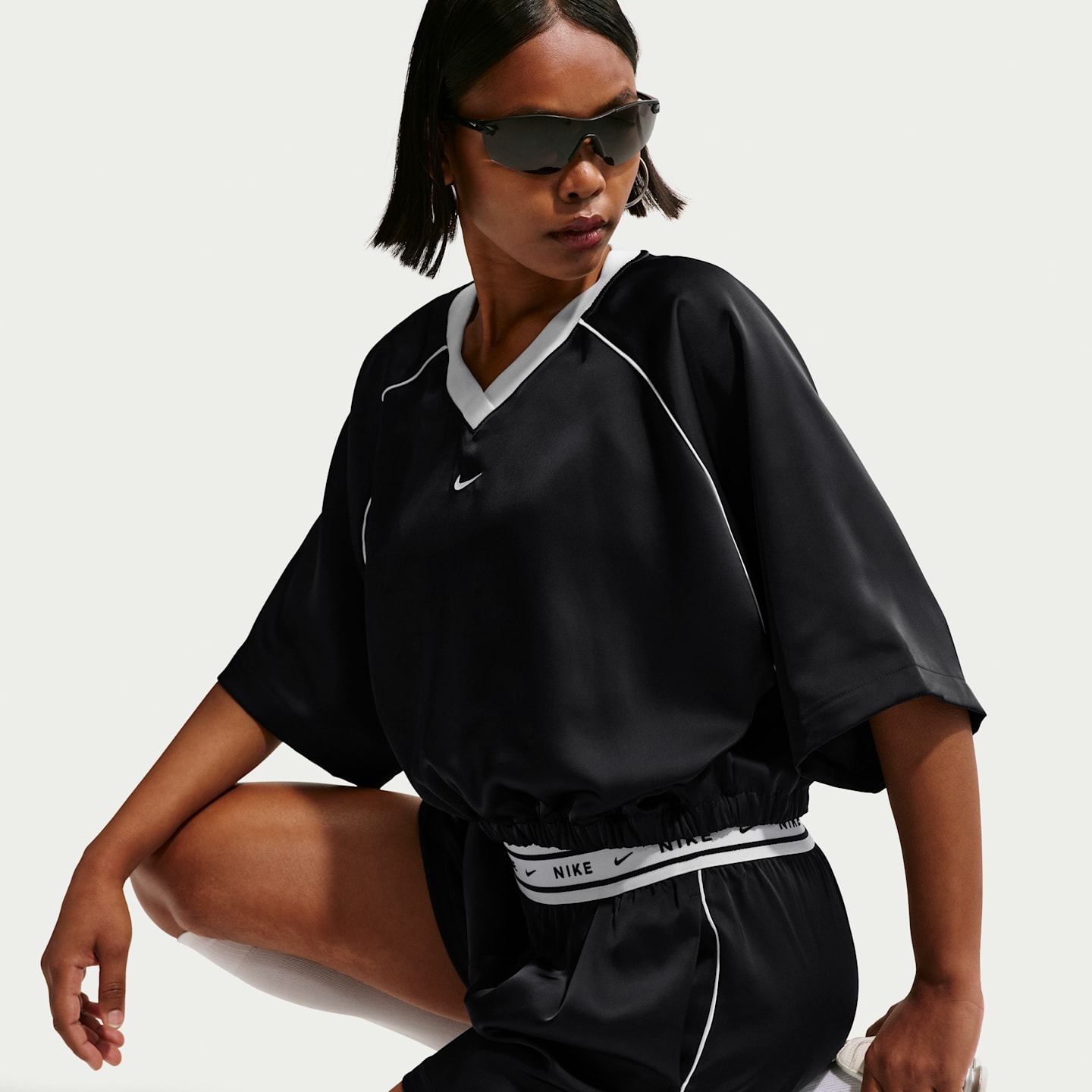 Женские кроссовки Nike Sportswear Women's Oversized Satin Top — фото 3