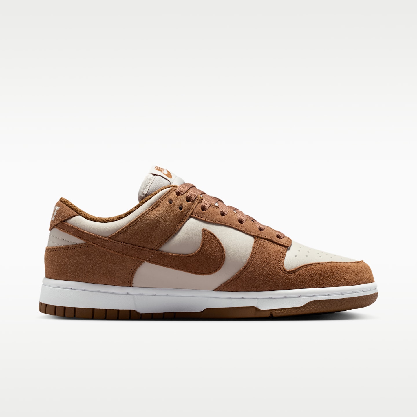 Женские кроссовки Nike Dunk Low Suede Women's Shoes — фото 3
