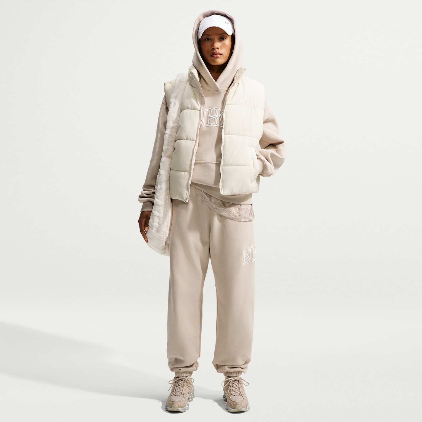 Женские брюки Nike Studio Fleece Medium Weight "Graphic Pack" Women's Oversized Cuffed Logo Pants — фото 1