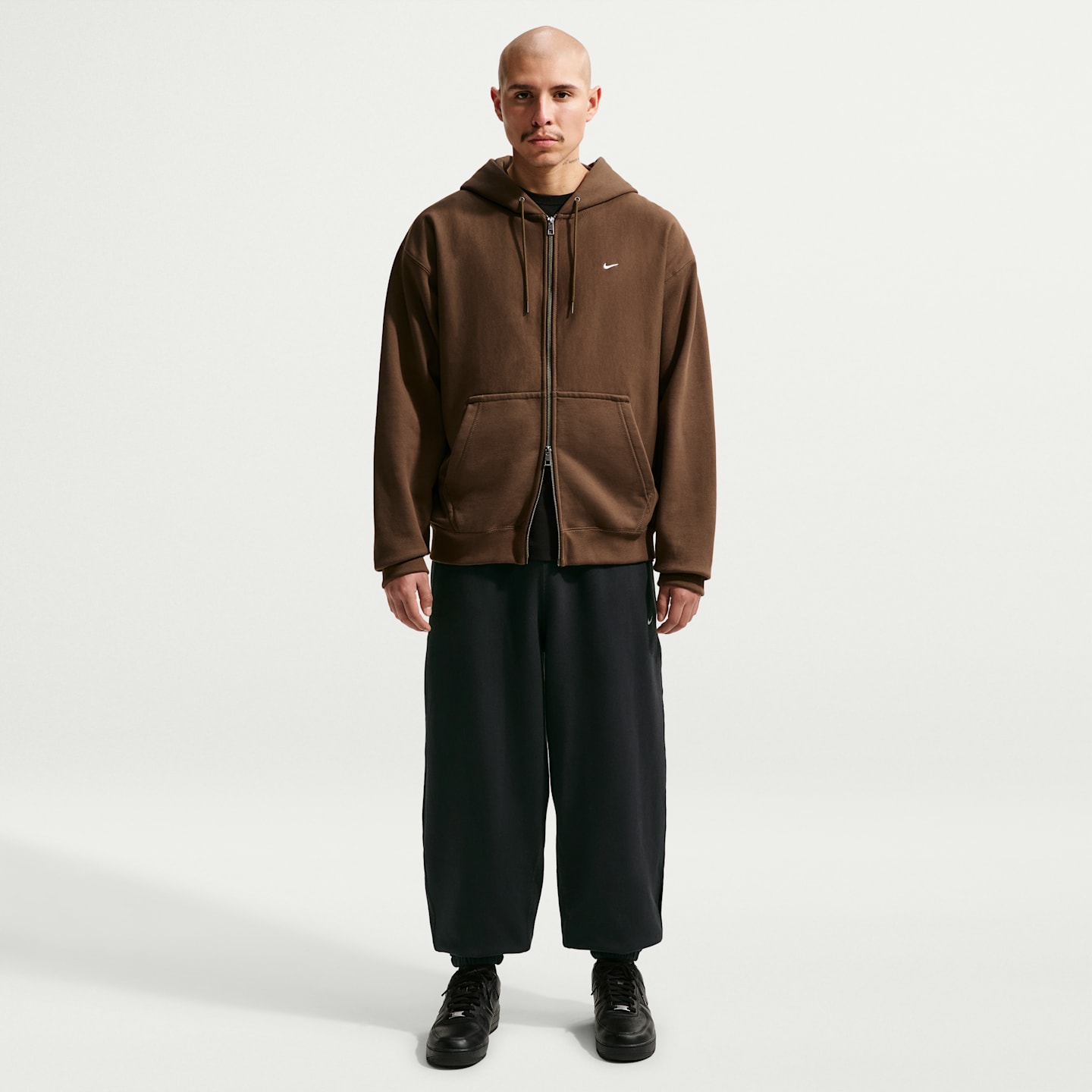 Мужские брюки Nike Solo Swoosh Men's Cuffed Fleece Pants — фото 1