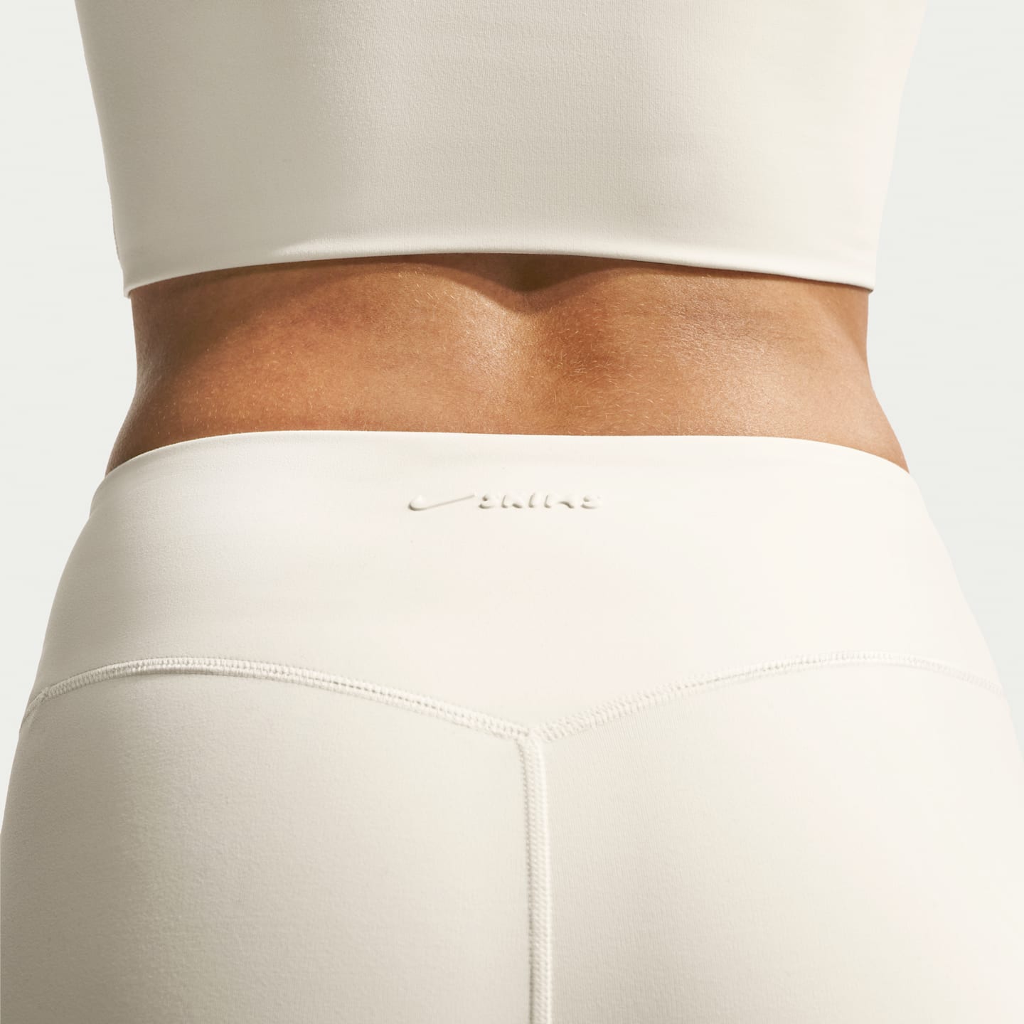 Женские леггинсы Nike NikeSKIMS Matte Women's High-Waisted 26" Leggings — фото 6
