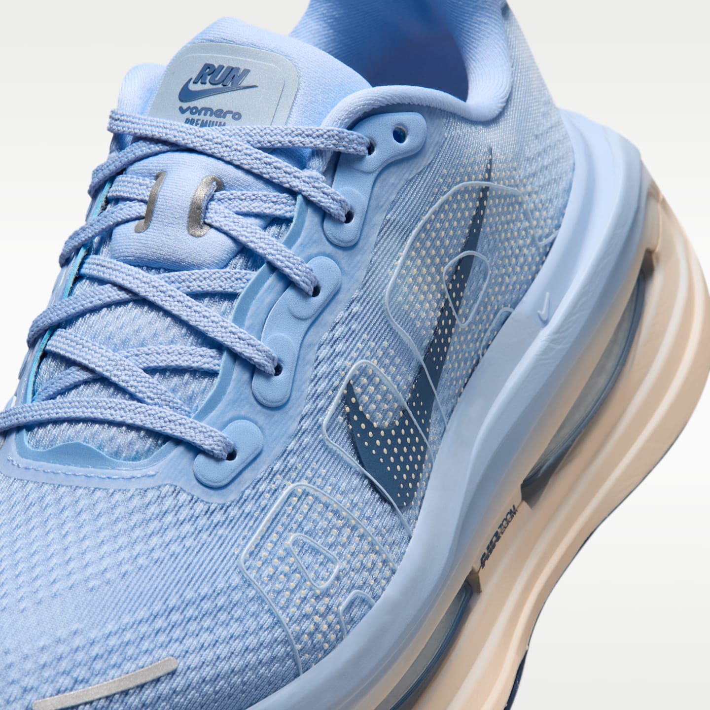 Женские кроссовки Nike Vomero Premium Women's Road Running Shoes — фото 7