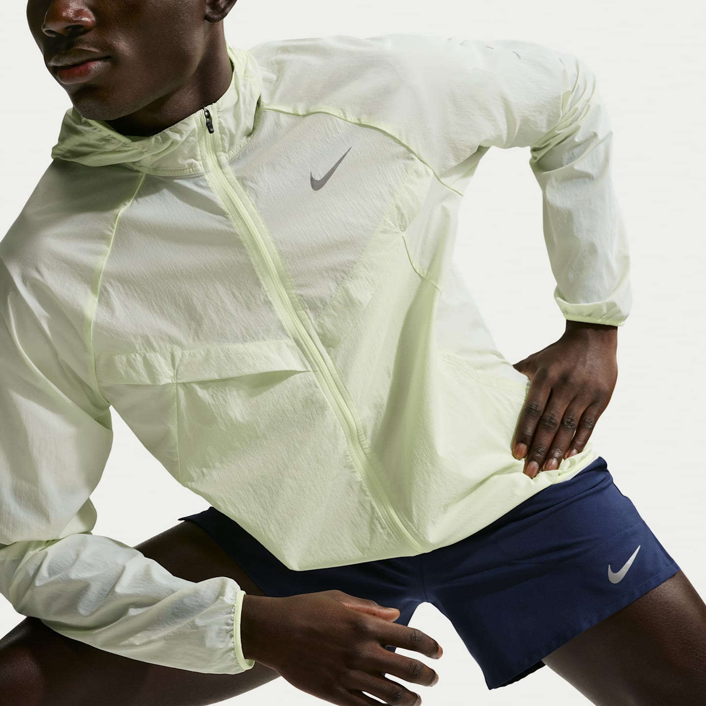 Мужские куртки Nike Stride Men's Repel UV Running Jacket — фото 3