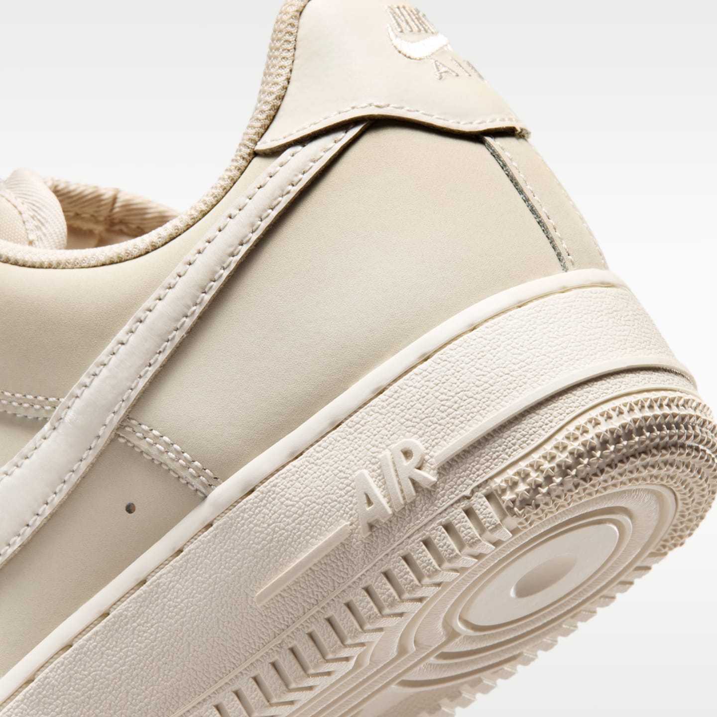 Женские кроссовки Nike Air Force 1 Retro Premium — фото 8