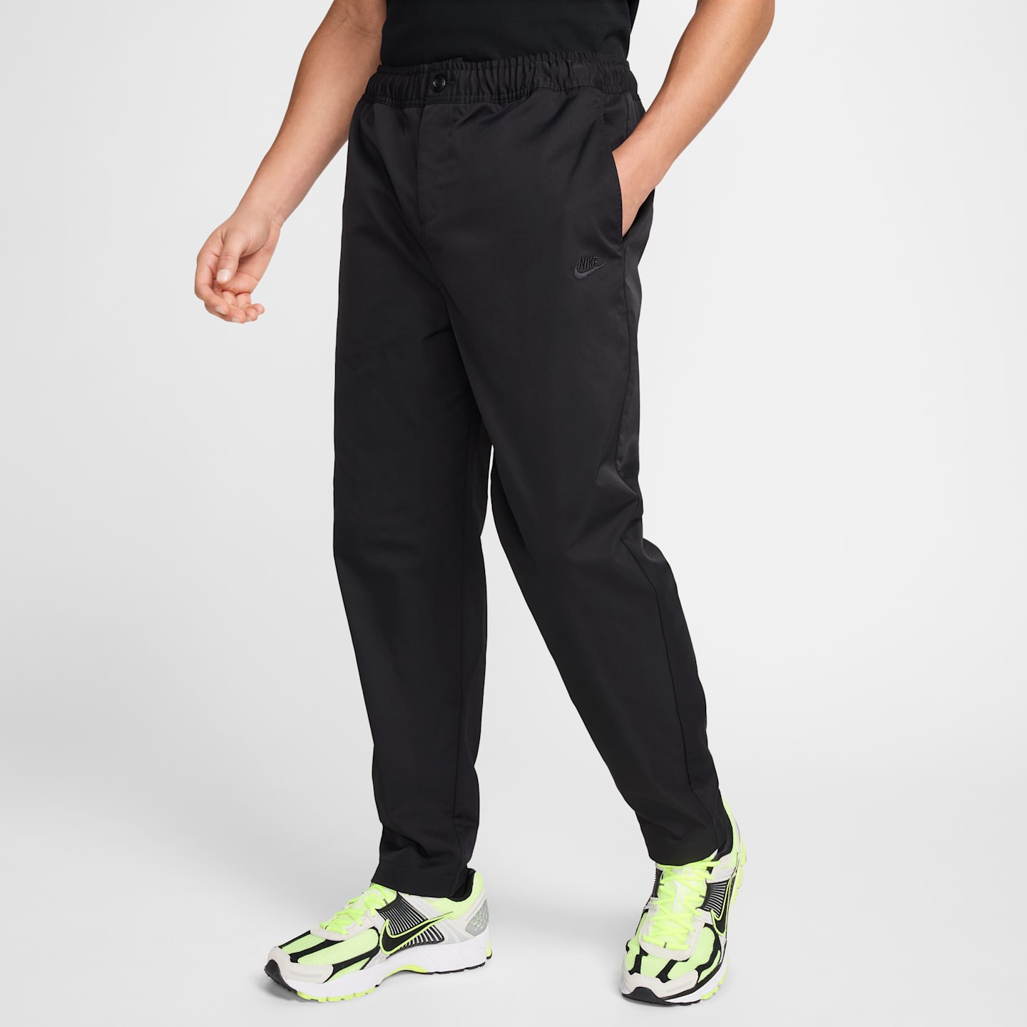 Мужские брюки Nike Club Men's Woven Tapered Pants — фото 1