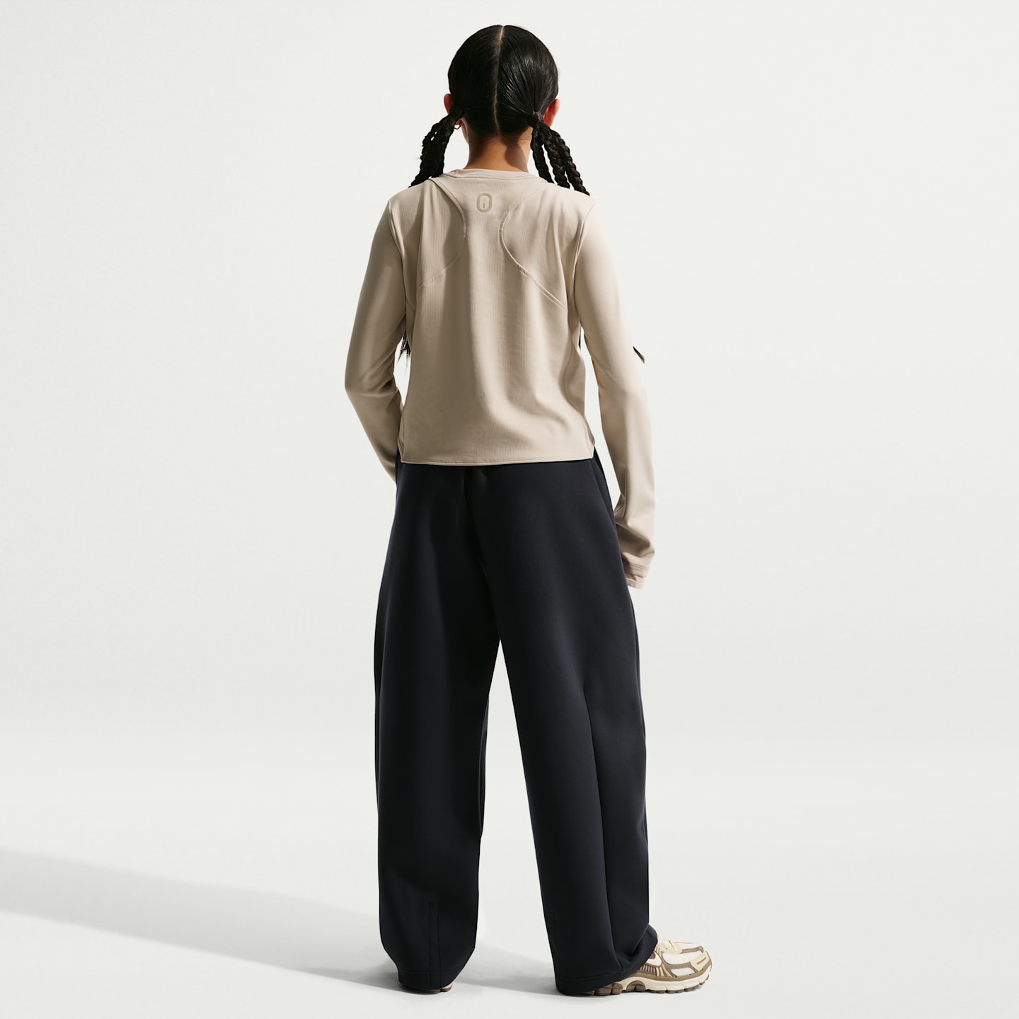 Детские брюки Nike Mavn Girls' Therma-FIT High-Waisted Knit Pants — фото 5
