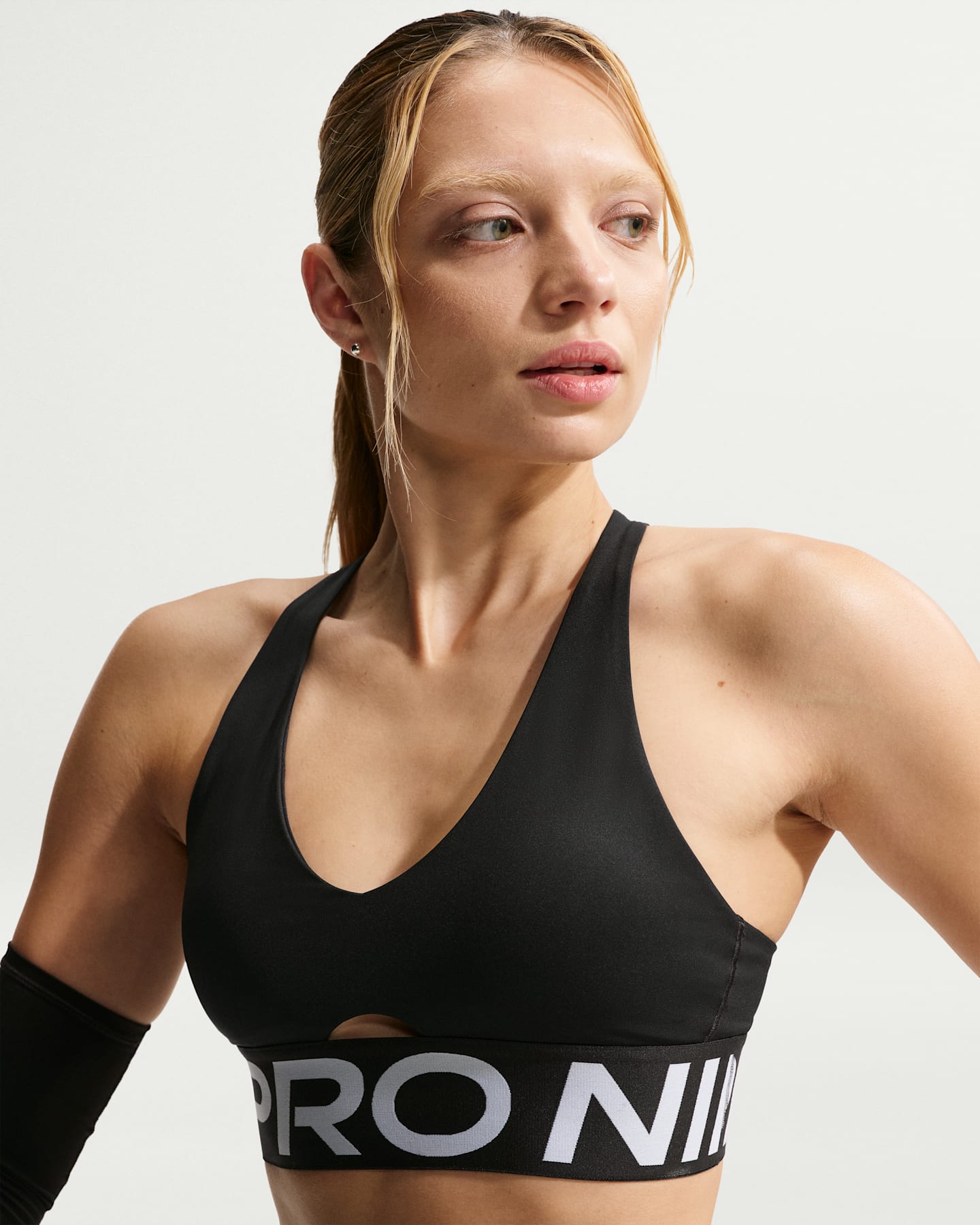 Спортивное бра Pro Sculpt, уплотнённая чашка, средняя поддержка — Nike — фото 7