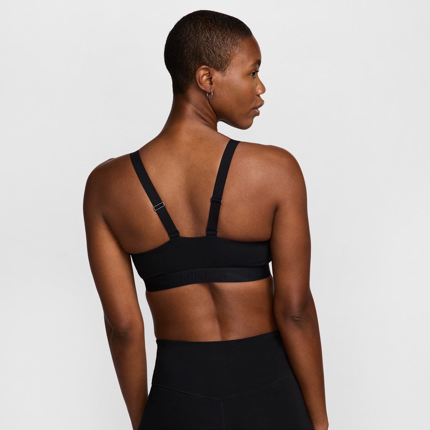 Спортивное бра Indy Medium Adjustable, уплотнённая чашка — Nike — фото 2