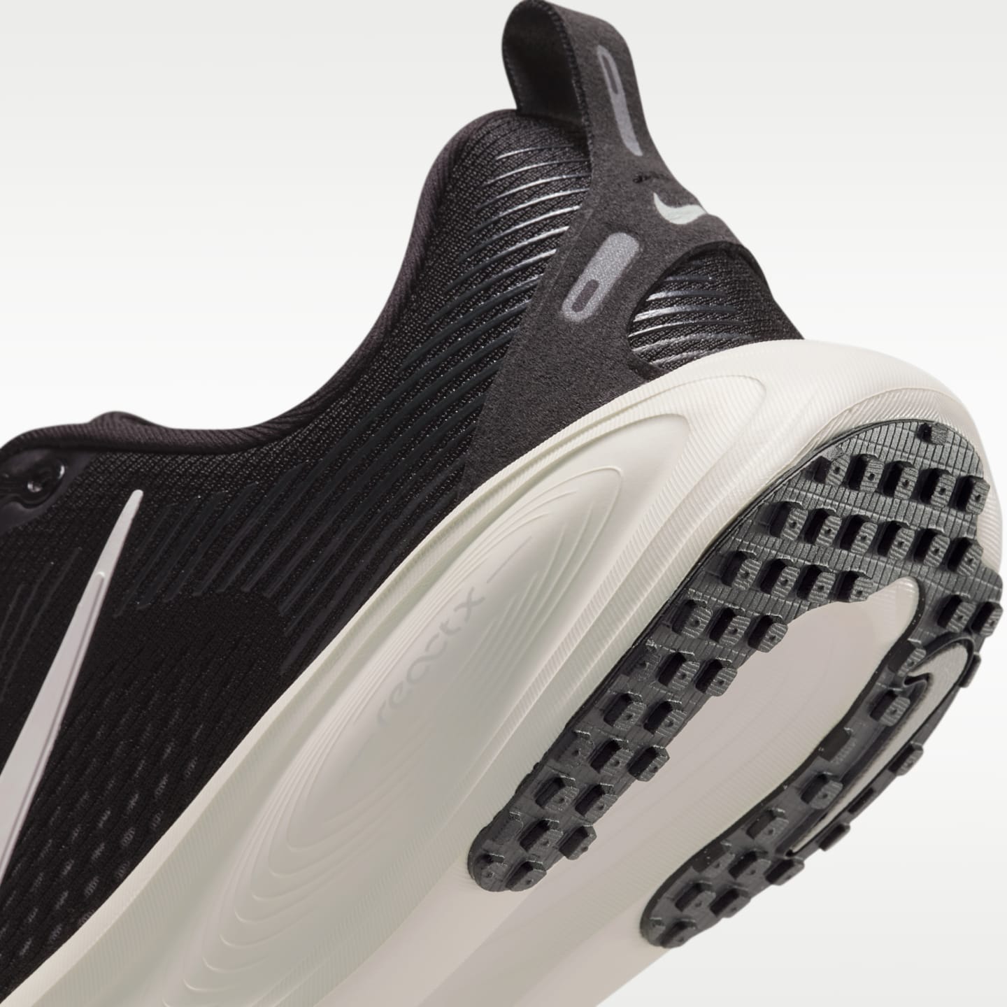 Детские кроссовки Nike Vomero 18 Big Kids' Road Running Shoes — фото 8
