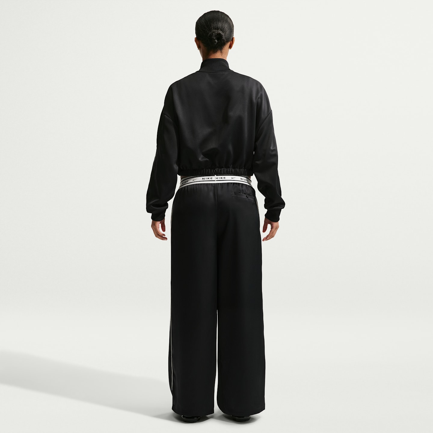 Женские брюки Nike Sportswear Women's Loose Mid-Rise Satin Pants — фото 5