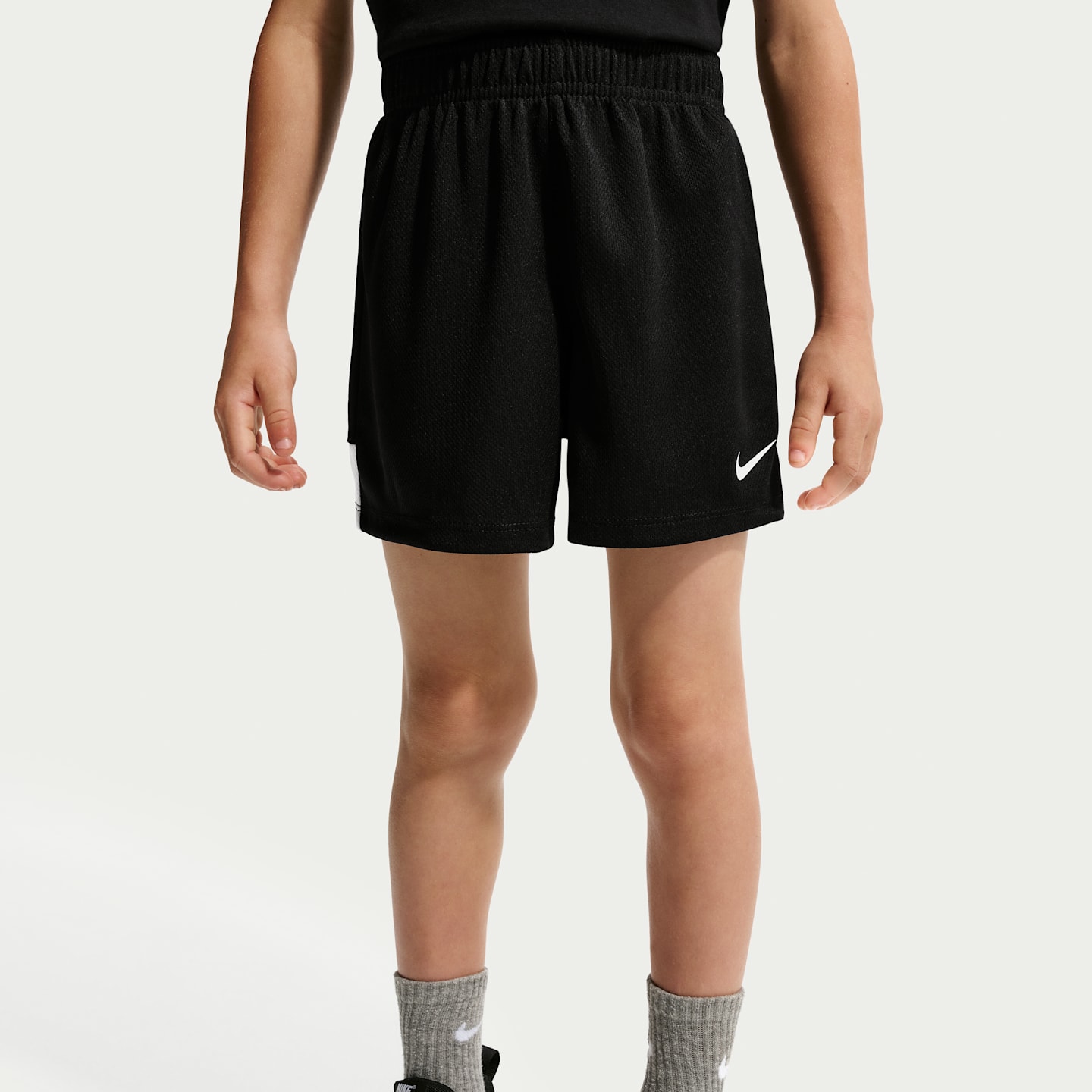 Детские брюки Nike Little Kids' Soccer Graphic T-Shirt and Shorts Set — фото 4