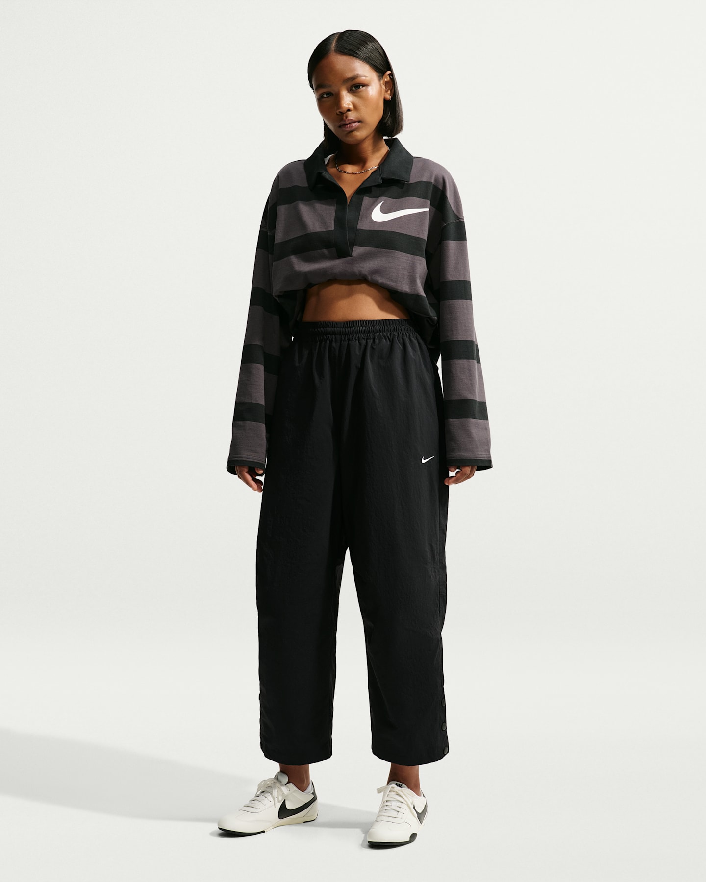 Женские брюки Nike Sportswear Women's Oversized High-Waisted Woven Pants (Plus Size) — фото 6
