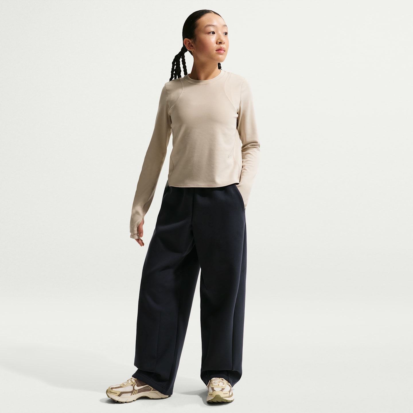 Детские брюки Nike Mavn Girls' Therma-FIT High-Waisted Knit Pants — фото 1