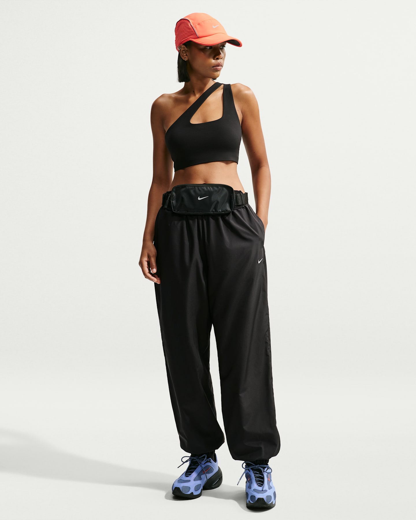 Женские брюки Nike Sportswear Women's Loose Mid-Rise UV Joggers — фото 6