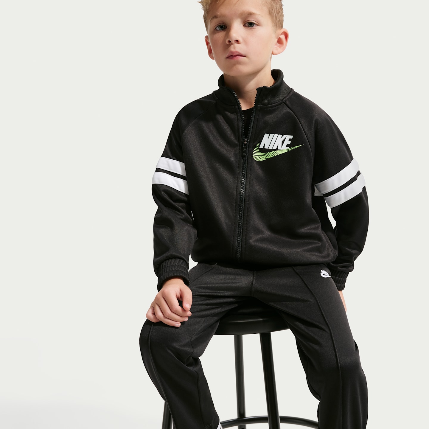 Детские кроссовки Nike Sportswear In The Zone Little Kids' Dri-FIT 2-Piece Oversized Track Set — фото 6