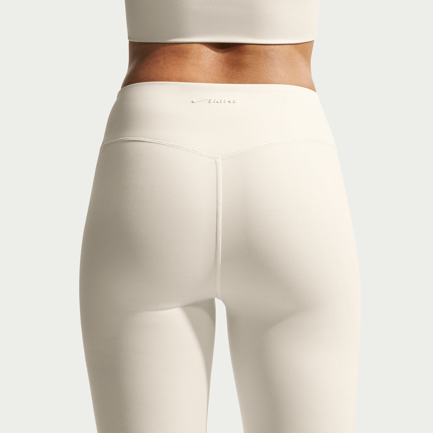 Женские леггинсы Nike NikeSKIMS Matte Women's High-Waisted 26" Leggings — фото 3