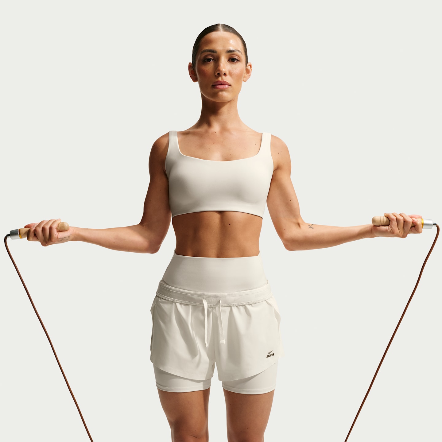 Женские спортивные бра Nike NikeSKIMS Matte Women's Scoop-Neck Bra — фото 3