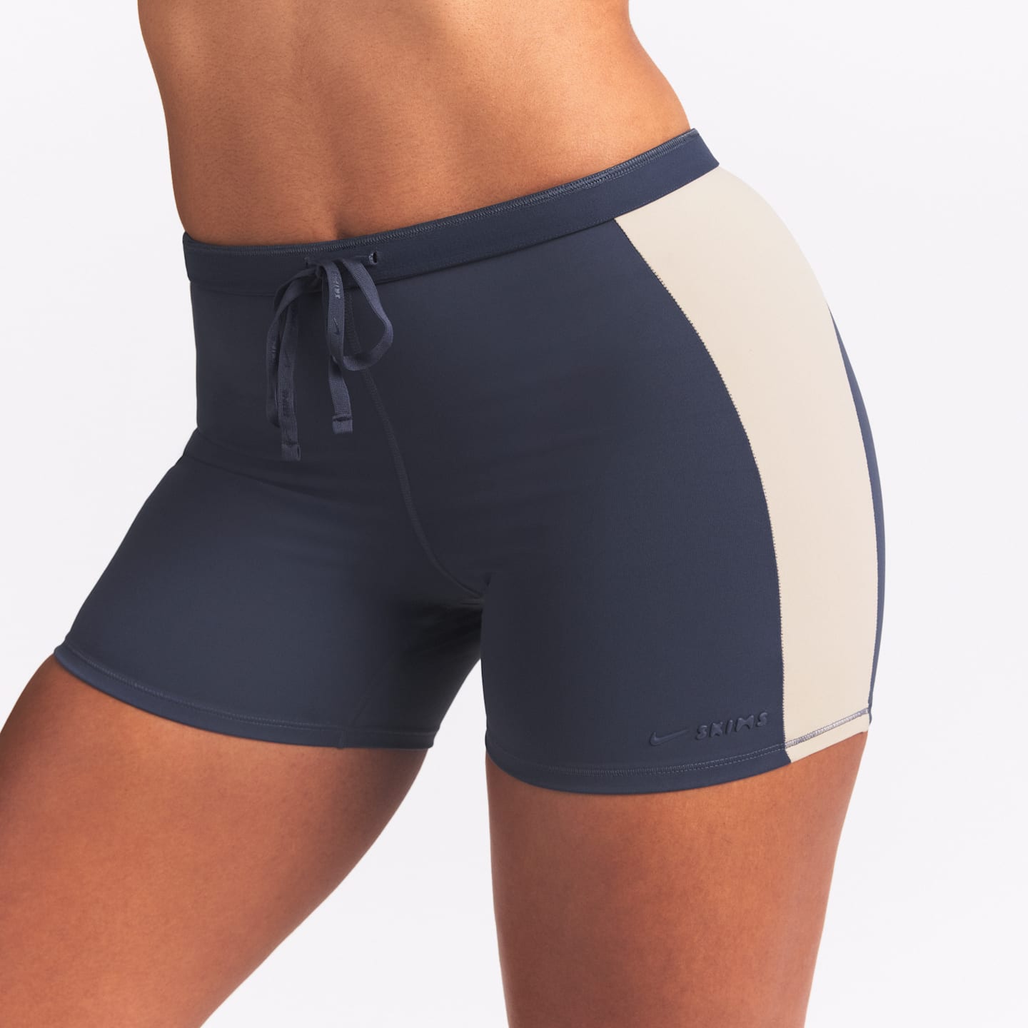 Женские шорты Nike NikeSKIMS Matte Shine Mix Women's 5" Shorts — фото 2