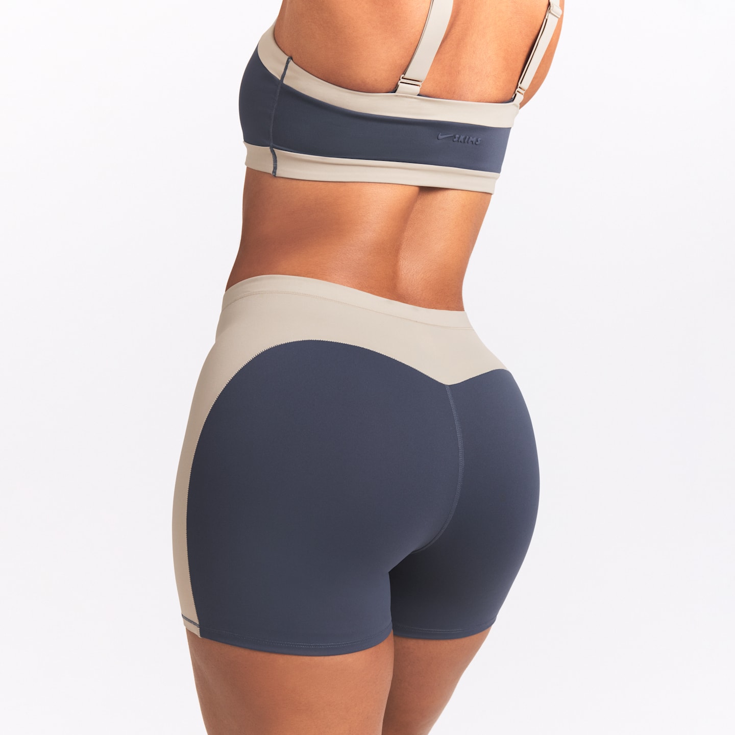 Женские шорты Nike NikeSKIMS Matte Shine Mix Women's 5" Shorts — фото 3