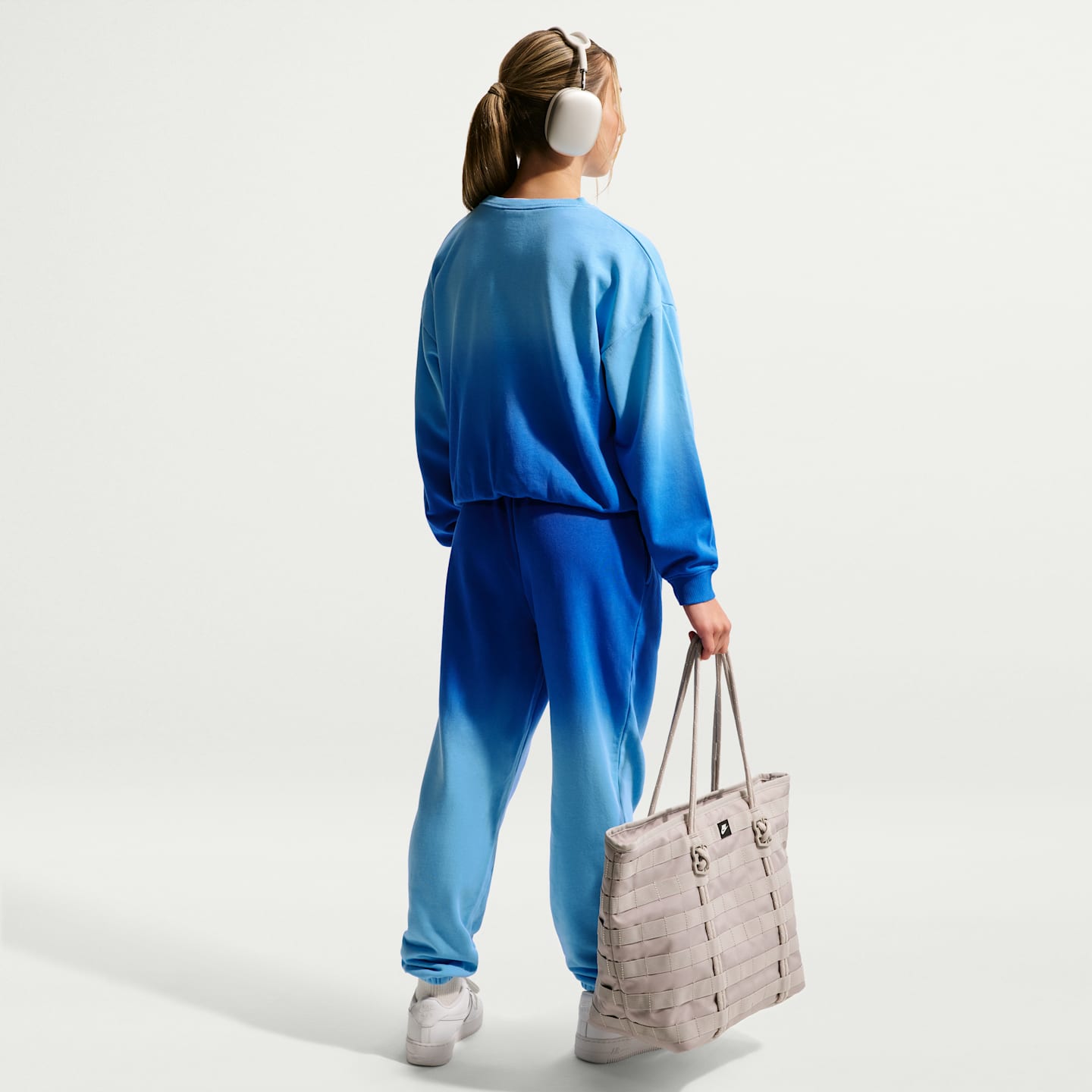 Детские кроссовки Nike Studio Fleece Lightweight Big Kids' (Girls') Oversized Graphic Crew — фото 5