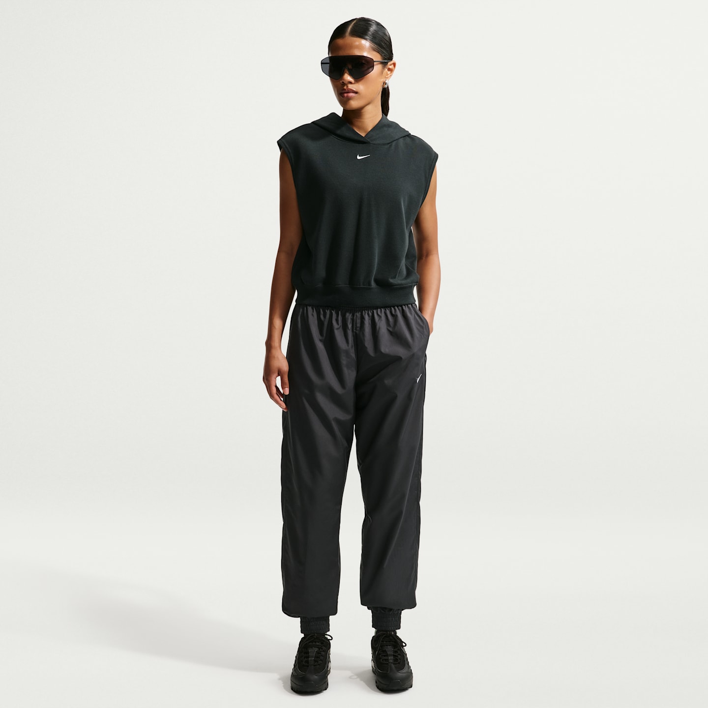 Женские брюки Nike Sportswear Classic Wovens Women's UV Protection Mid-Rise Loose Joggers — фото 1