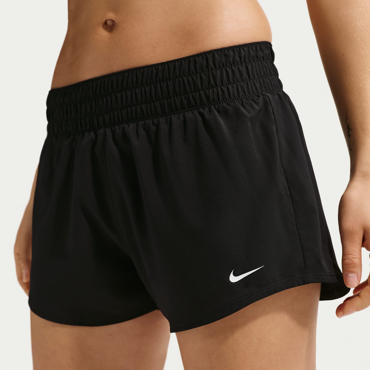 Женские шорты Nike One Women's Dri-FIT Mid-Rise 3" Brief-Lined Shorts — фото 2