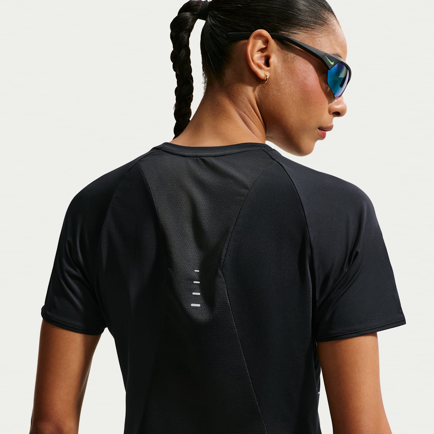 Женские топы Nike Swift Women's Dri-FIT Short-Sleeve Running Top — фото 2