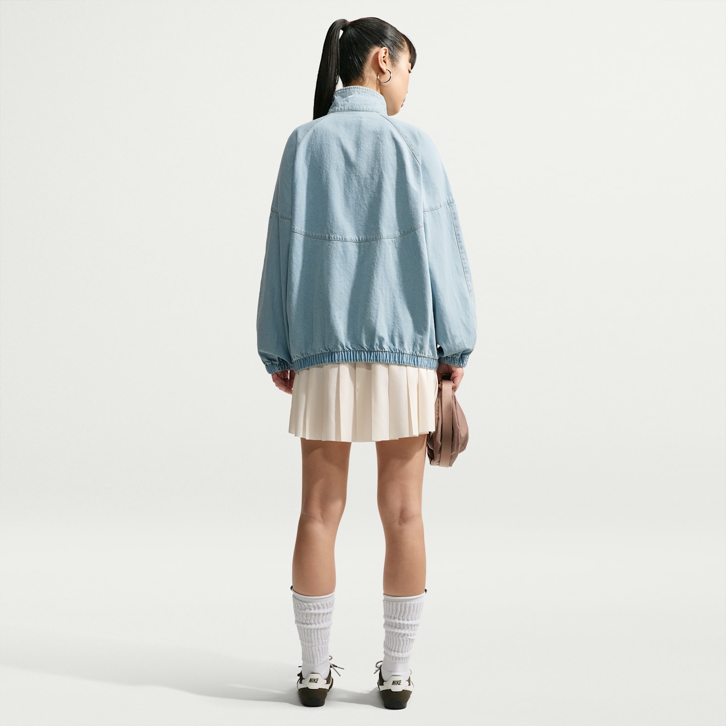 Женские куртки Nike Windrunner Women's Oversized Denim Jacket — фото 5