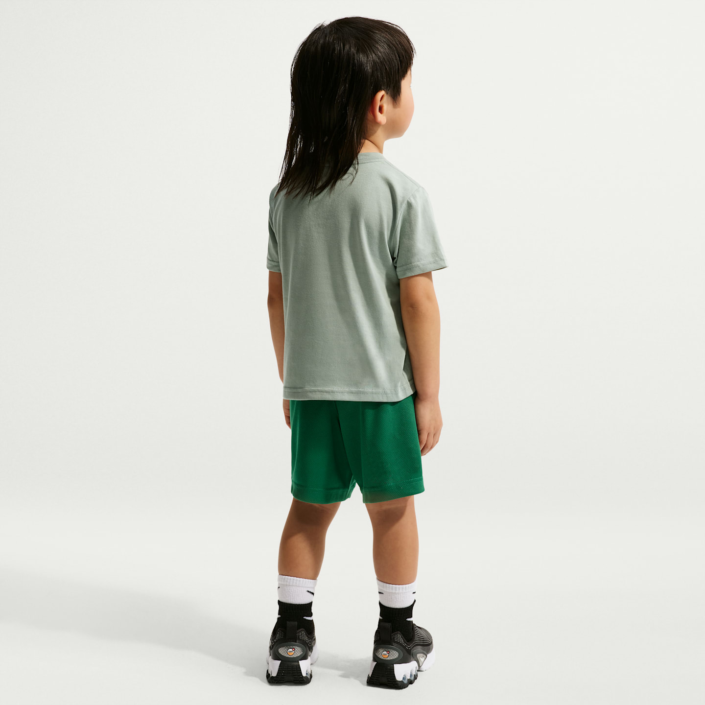 Детские брюки Nike Sportswear Toddler "Just Do It" Graphic T-Shirt and Mesh Shorts Set — фото 7