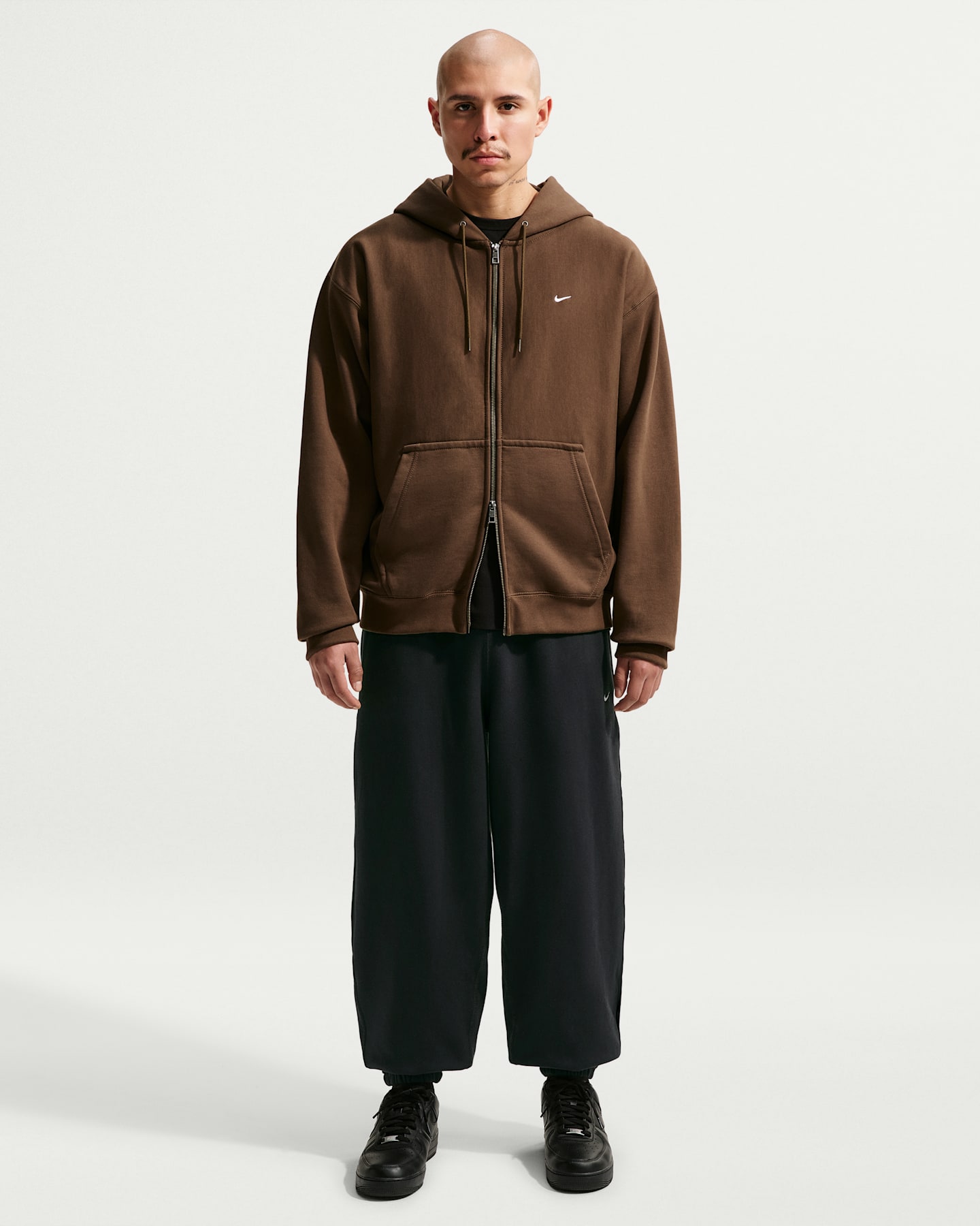 Мужские брюки Nike Solo Swoosh Men's Cuffed Fleece Pants — фото 11