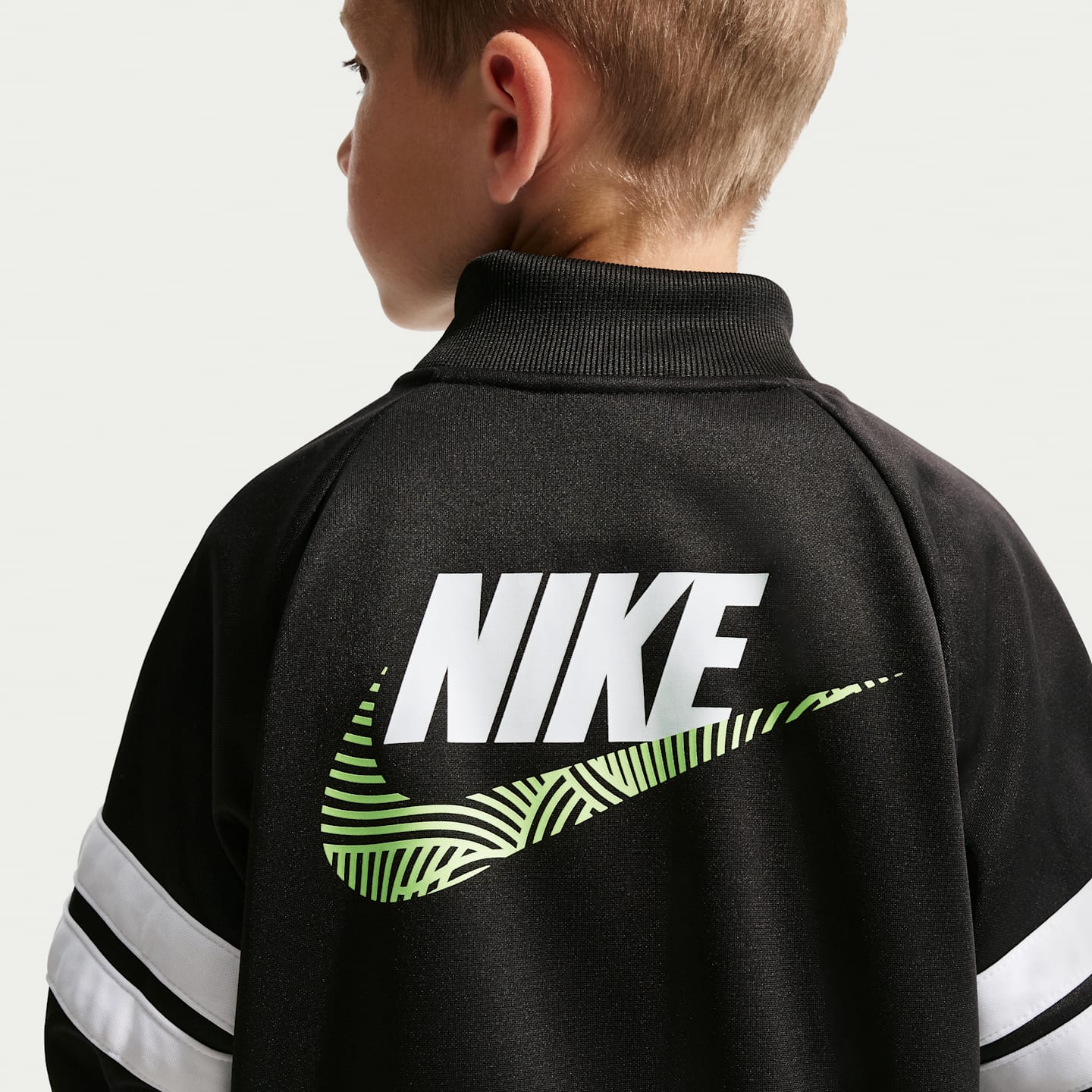 Детские кроссовки Nike Sportswear In The Zone Little Kids' Dri-FIT 2-Piece Oversized Track Set — фото 3